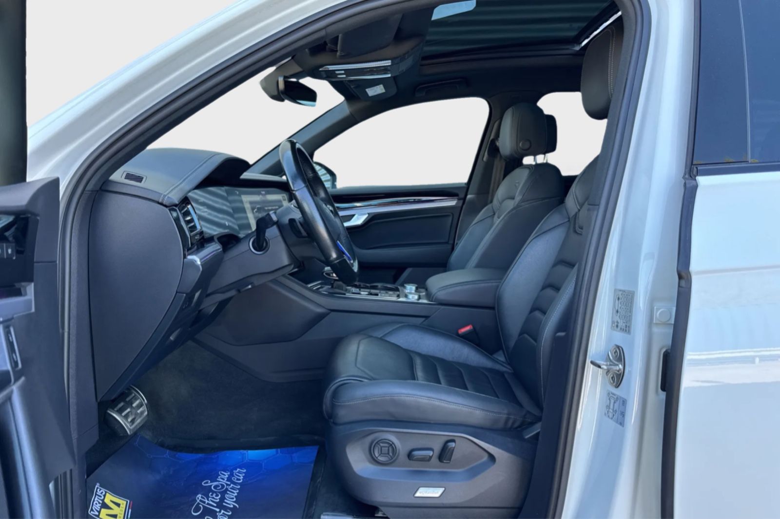 Volkswagen Touareg R 4Motion eHybrid - Samsaru's Car Outlet