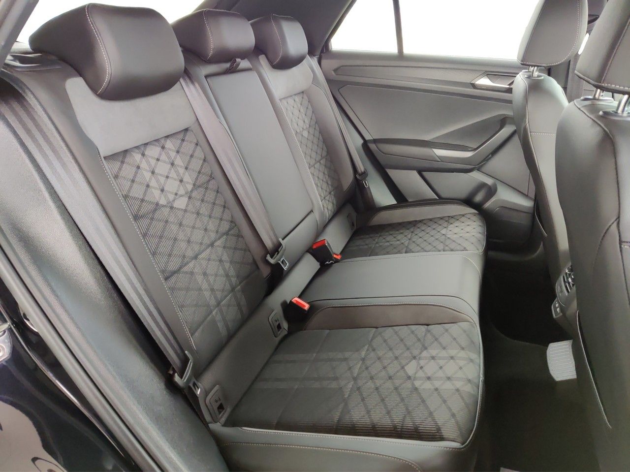 Volkswagen T-Roc 2.0 TDI DSG 4MOTION R-Line - Samsaru's Car Outlet