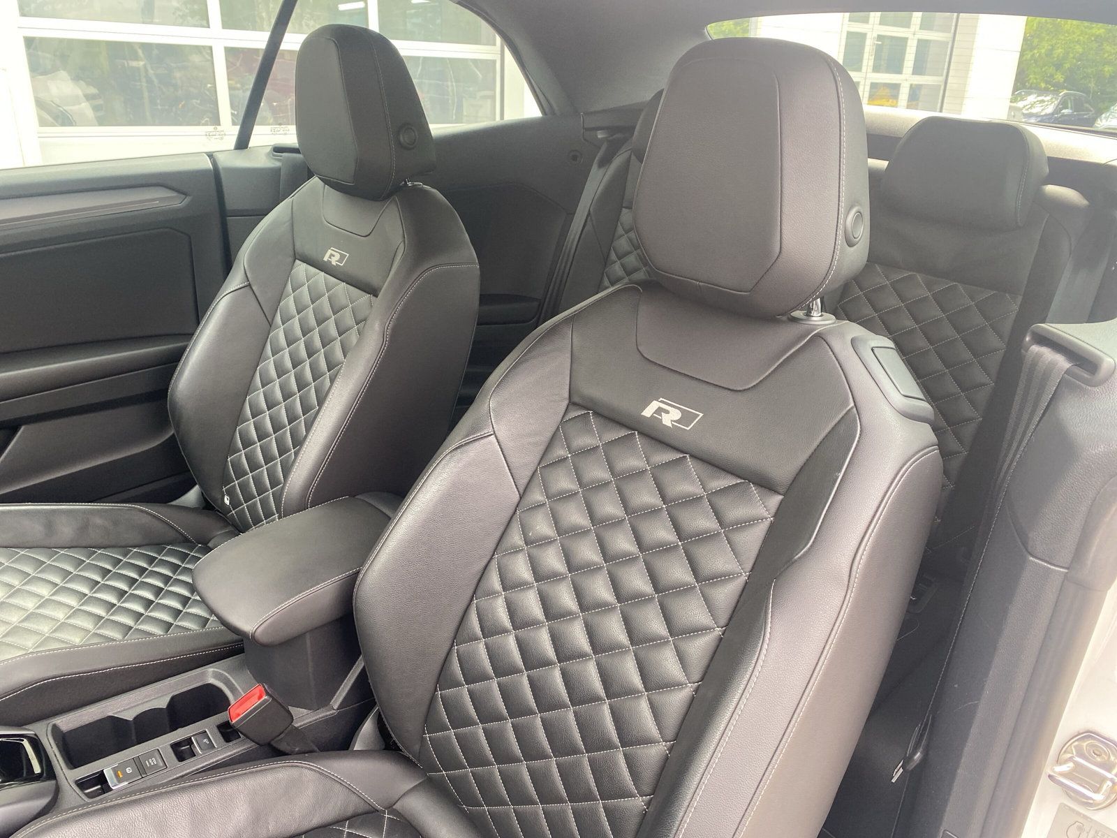 Volkswagen T-Roc 1.5 TSI DSG R-Line - Samsaru's Car Outlet