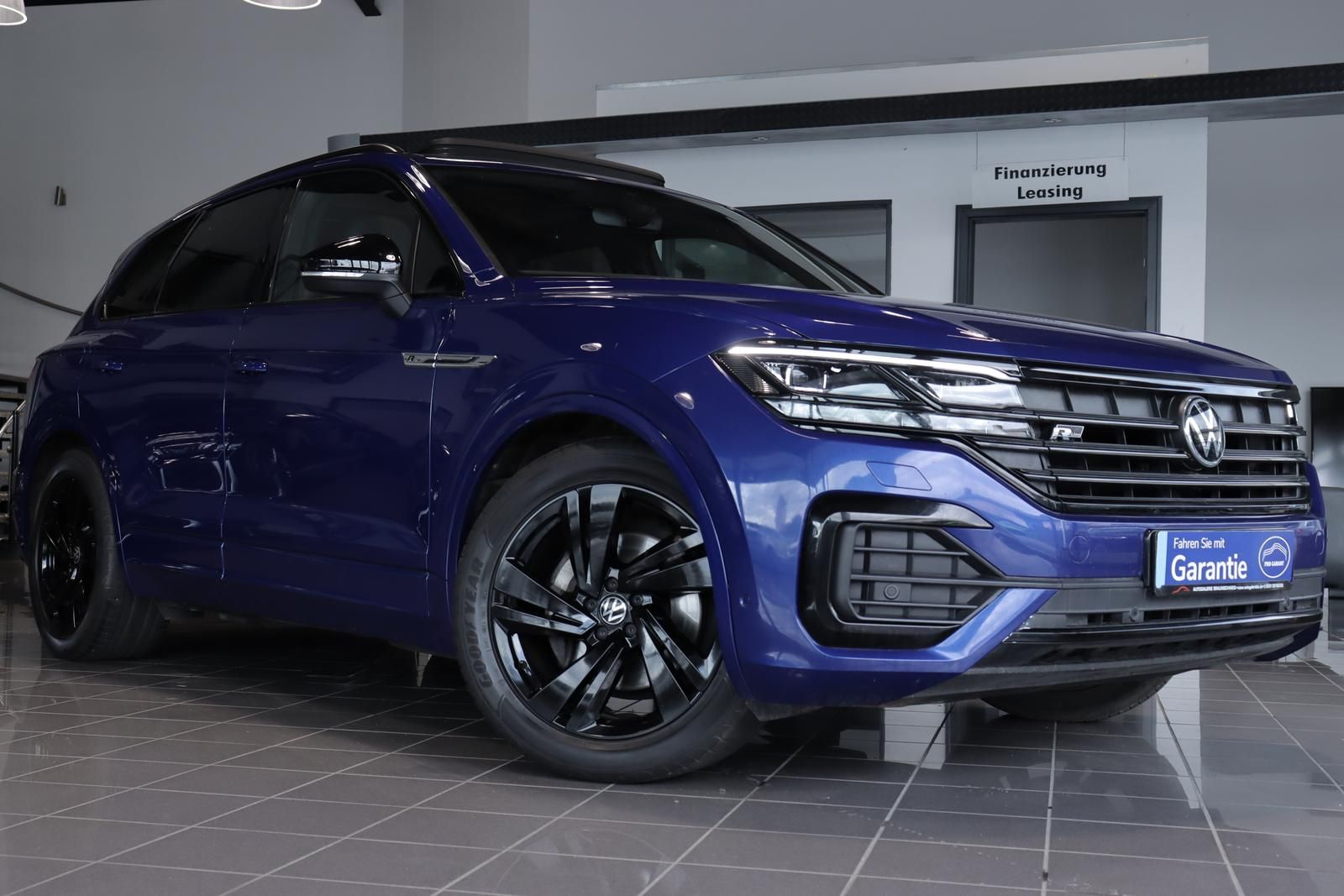 Volkswagen Touareg 3.0 TDI 4M R-LINE BLACK - Samsaru's Car Outlet