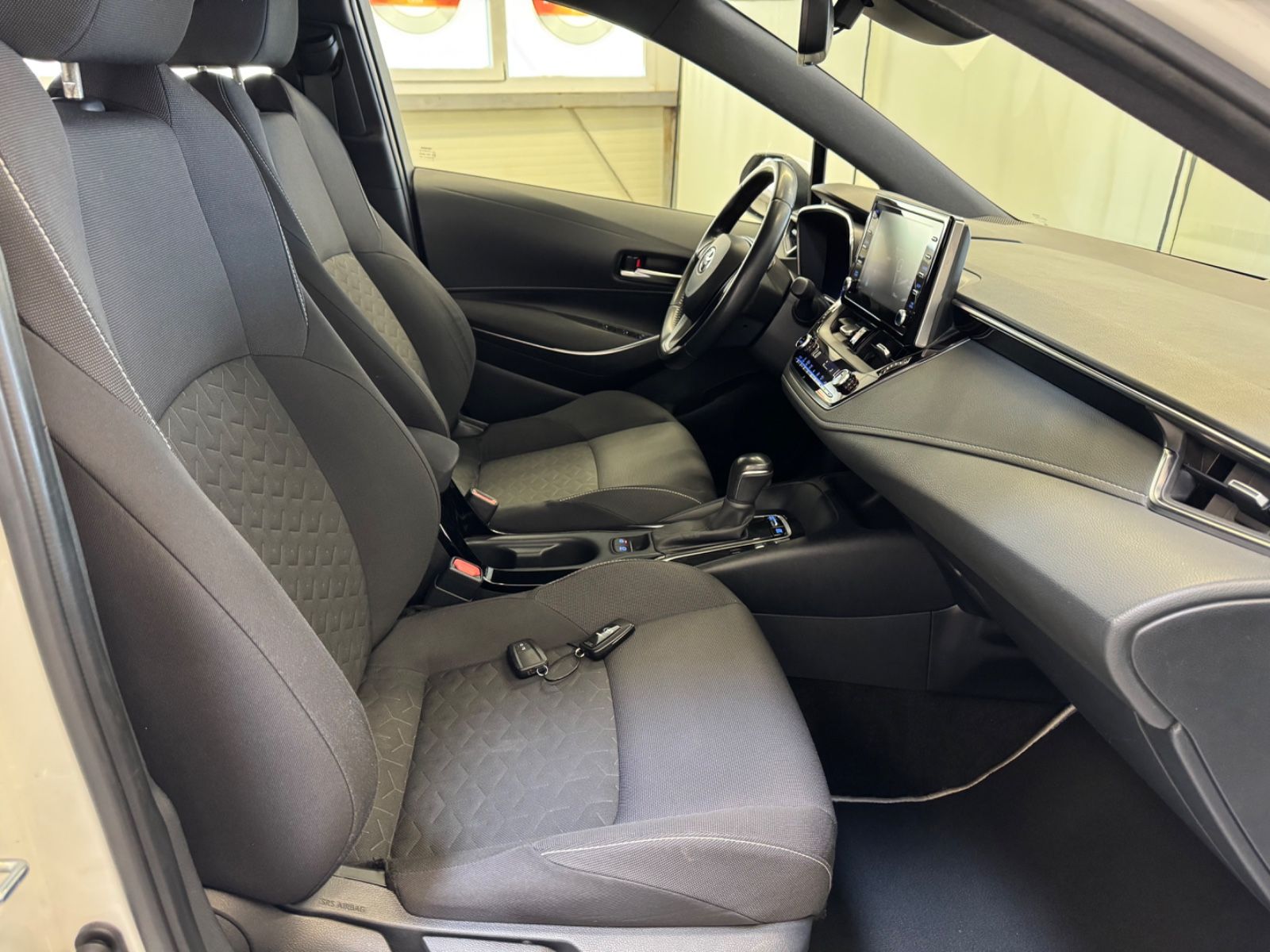 Toyota Corolla 1.8 Hybrid Business Edition - Samsaru's Car Outlet