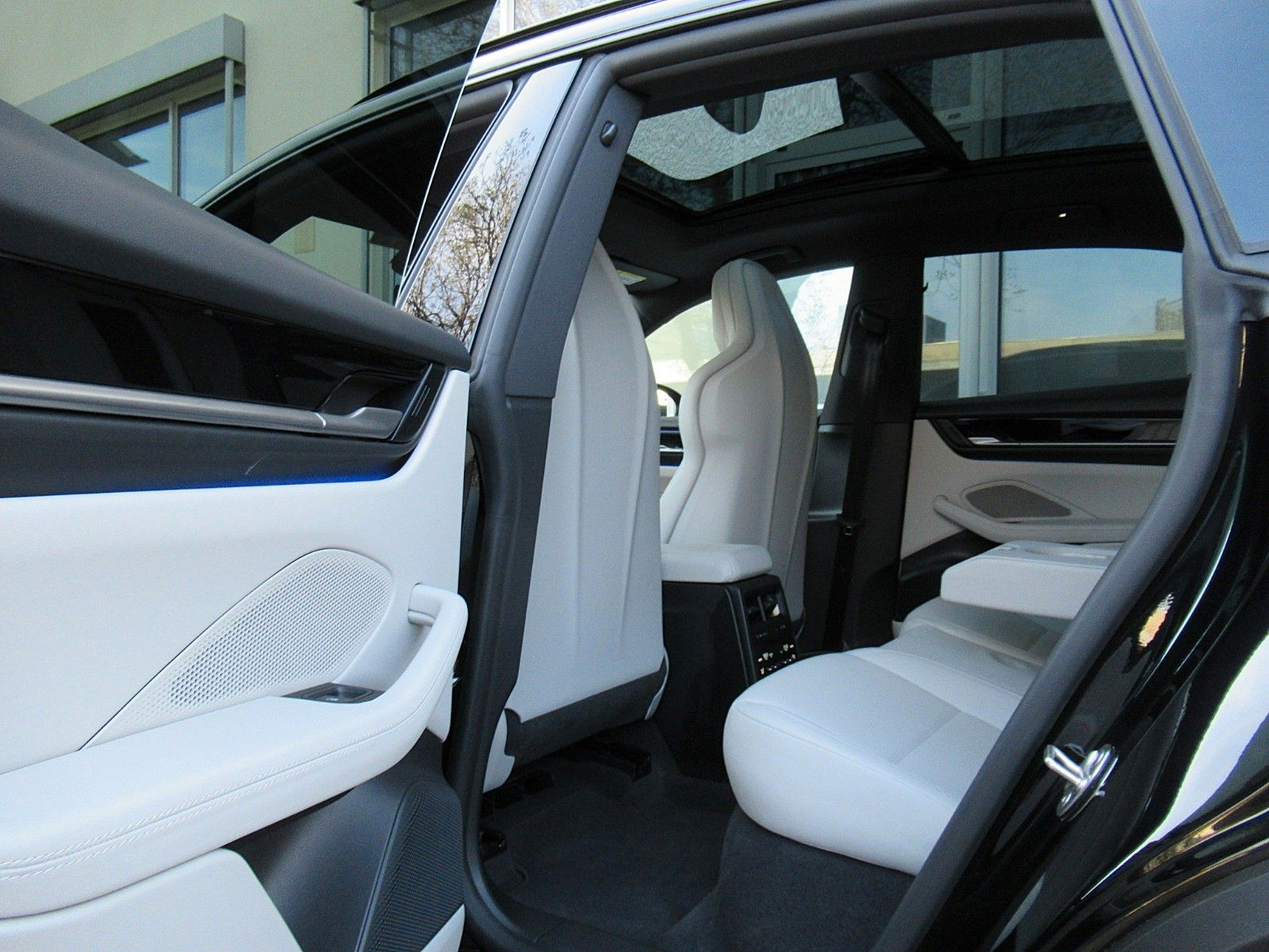 Porsche MACAN 4e - Samsaru's Car Outlet