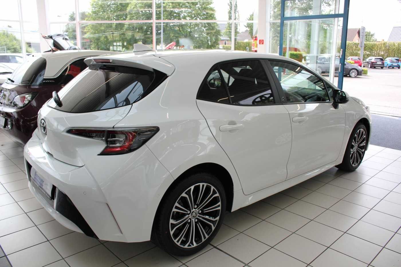 Toyota Corolla 1.8 Hybrid Team - Samsaru's Car Outlet