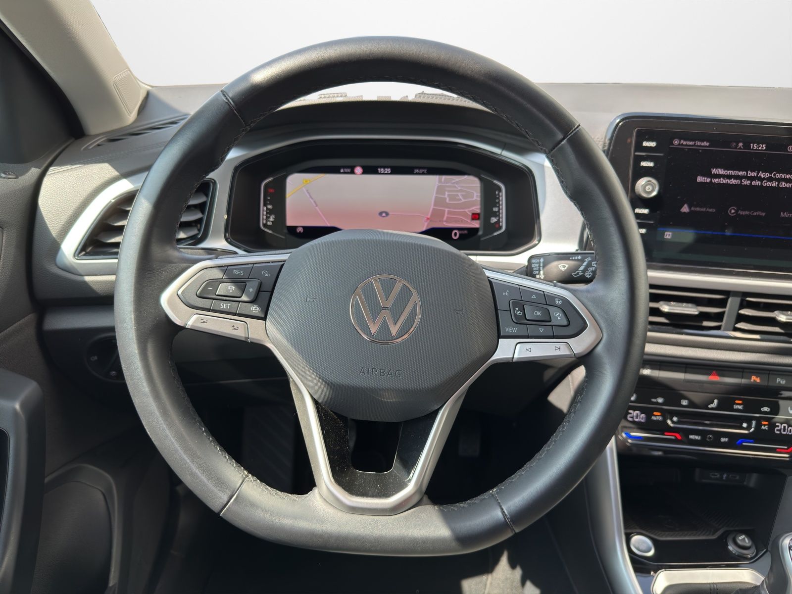Volkswagen T-Roc 1.5 TSI Life - Samsaru's Car Outlet