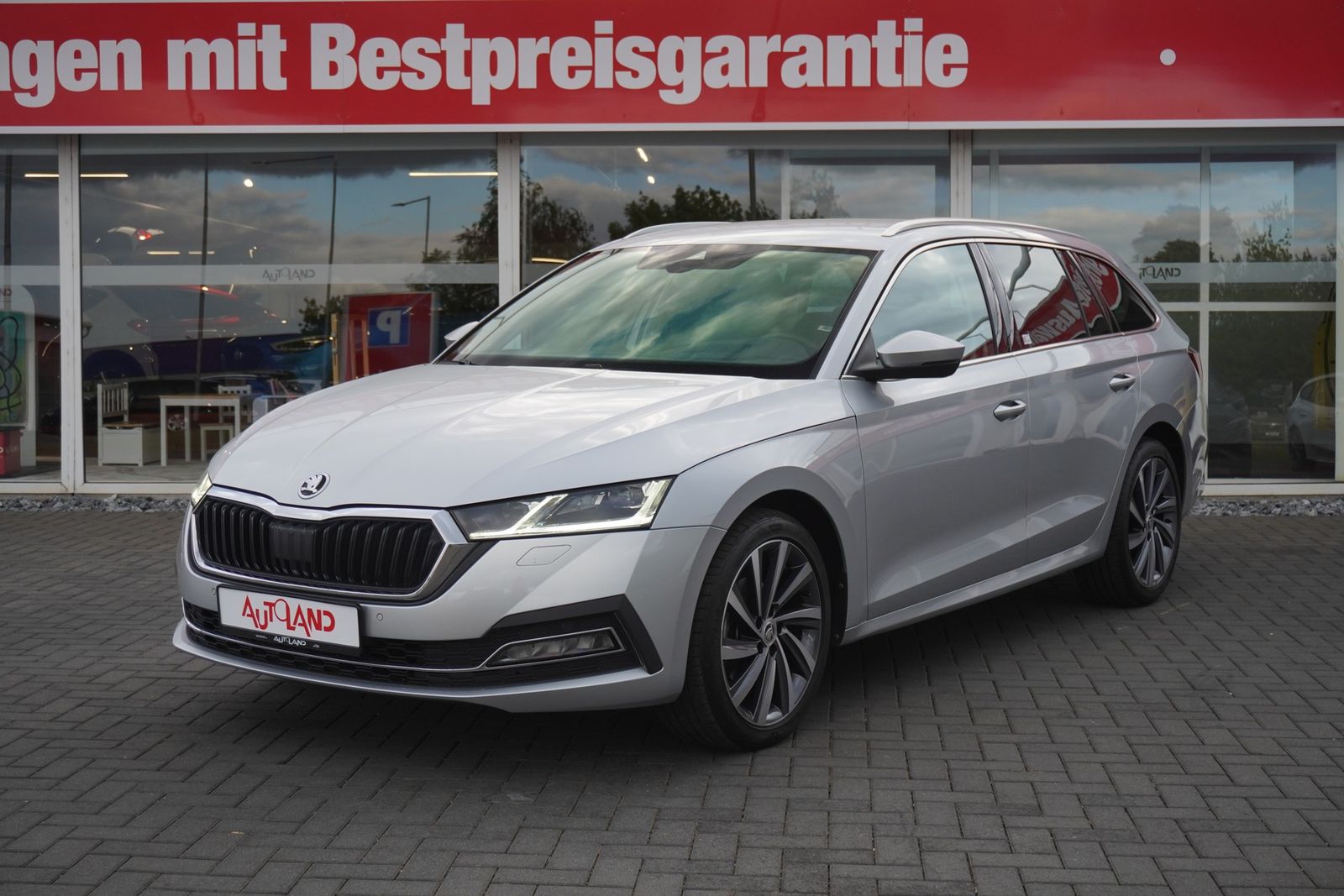 Skoda Octavia Combi 2.0 TDI Style - Samsaru's Car Outlet