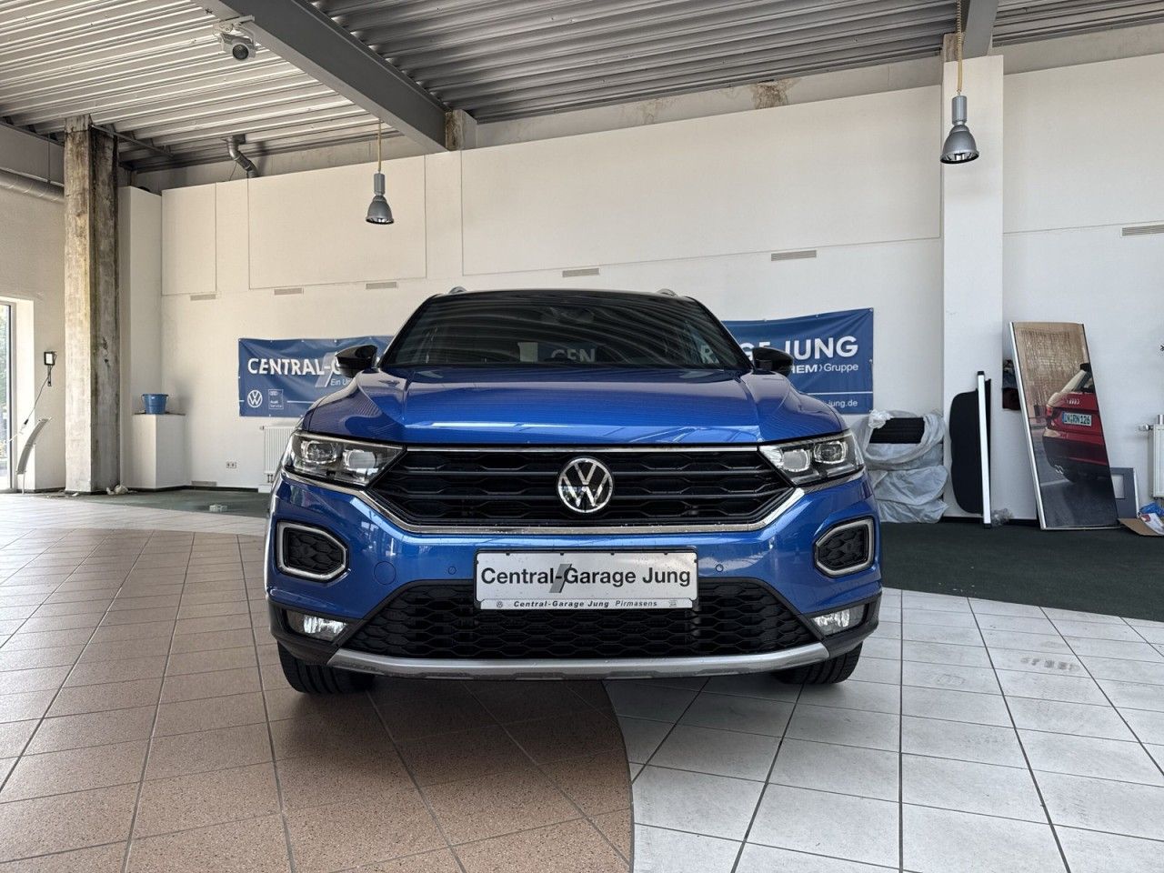 Volkswagen T-Roc 1.5 TSI Active - Samsaru's Car Outlet
