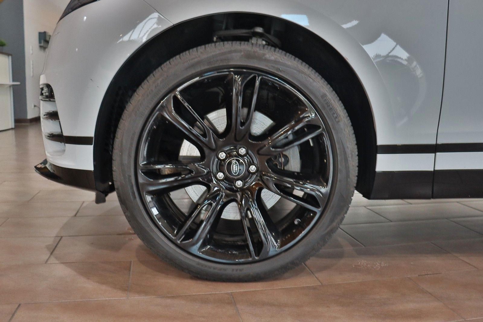 Range Rover Velar 300 R-Dynamic SE - Samsaru's Car Outlet