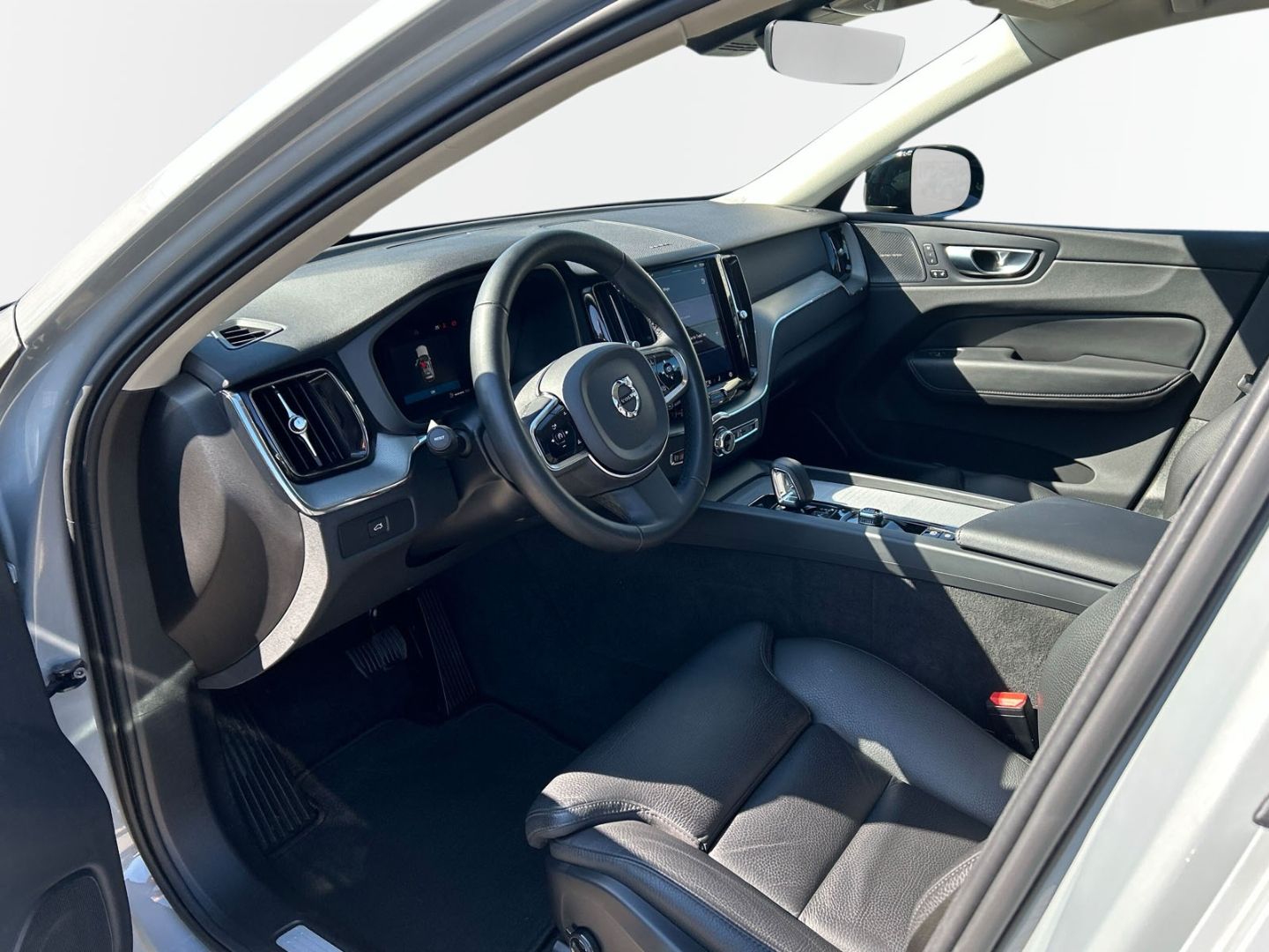 Volvo XC60 B4 Diesel AWD Plus Dark - Samsaru's Car Outlet