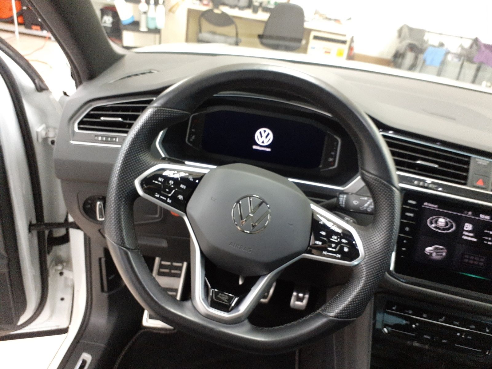 Volkswagen Tiguan R-Line 2.0 l TDI 4MOTION - Samsaru's Car Outlet
