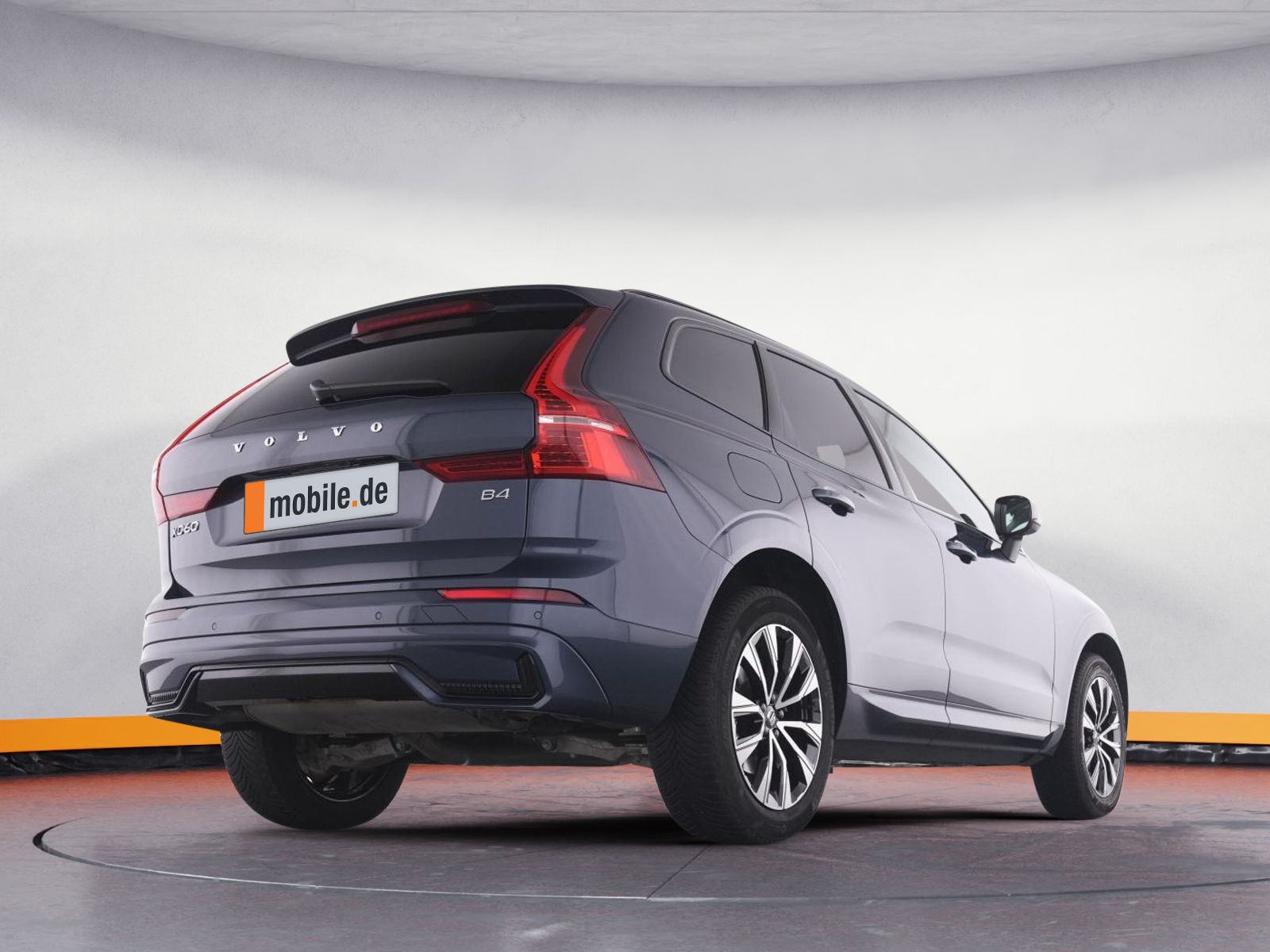 Volvo XC60 B4 PLUS DARK - Samsaru's Car Outlet