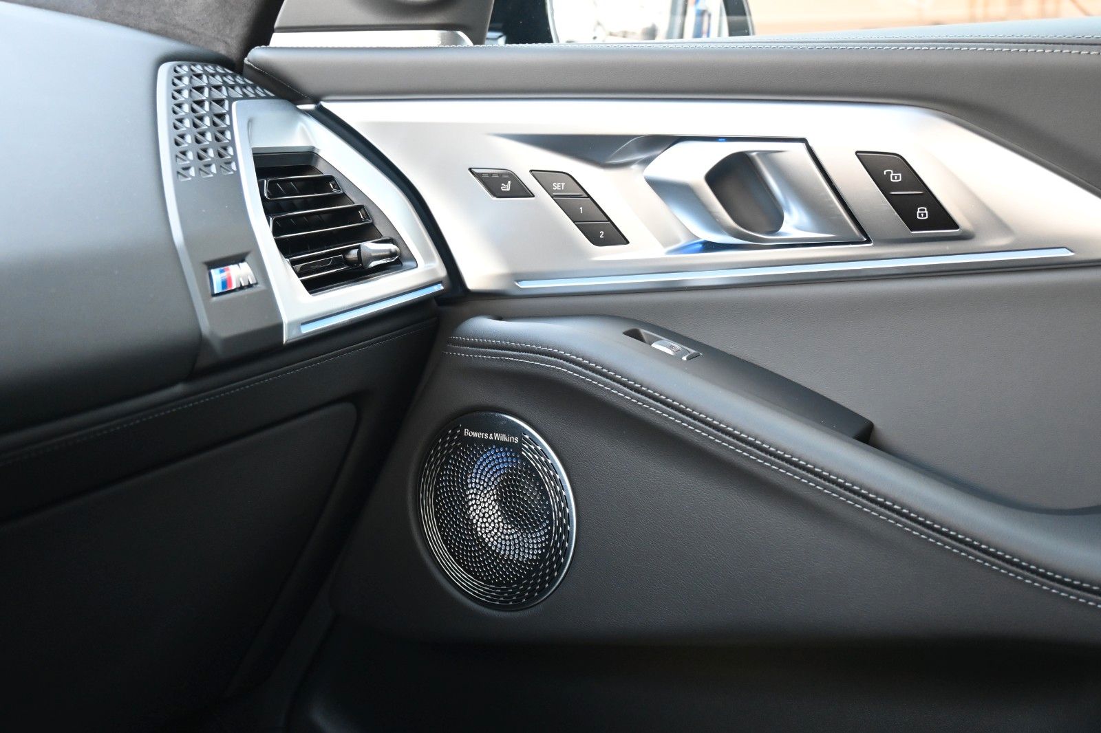 BMW XM*B&W*MASS*LUFT*23"AHK*ACC*NAV*MIETKAUF