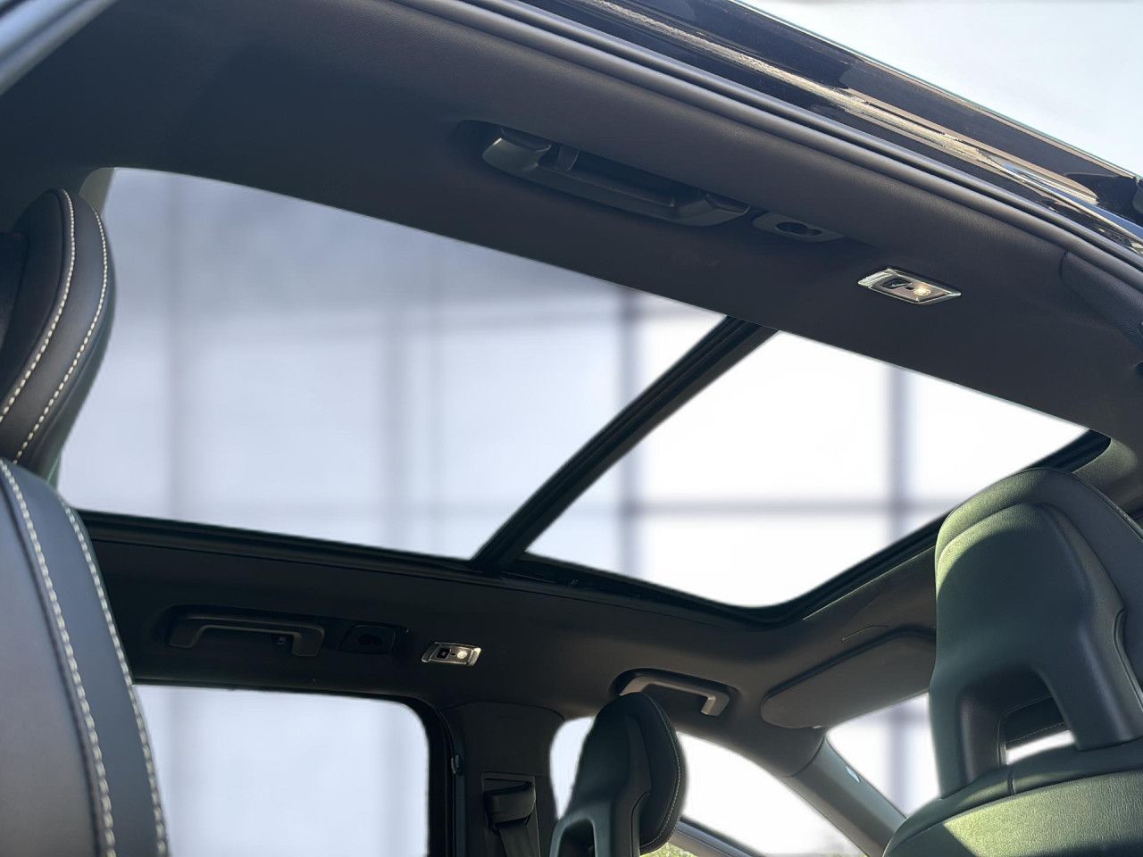 Volvo XC 90 R Design Recharge Plug-In Hybrid AWD - Samsaru's Car Outlet