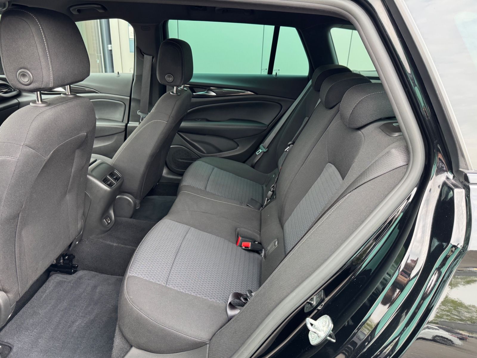 Opel Insignia B Sports Tourer Business - Samsaru's Car Outlet
