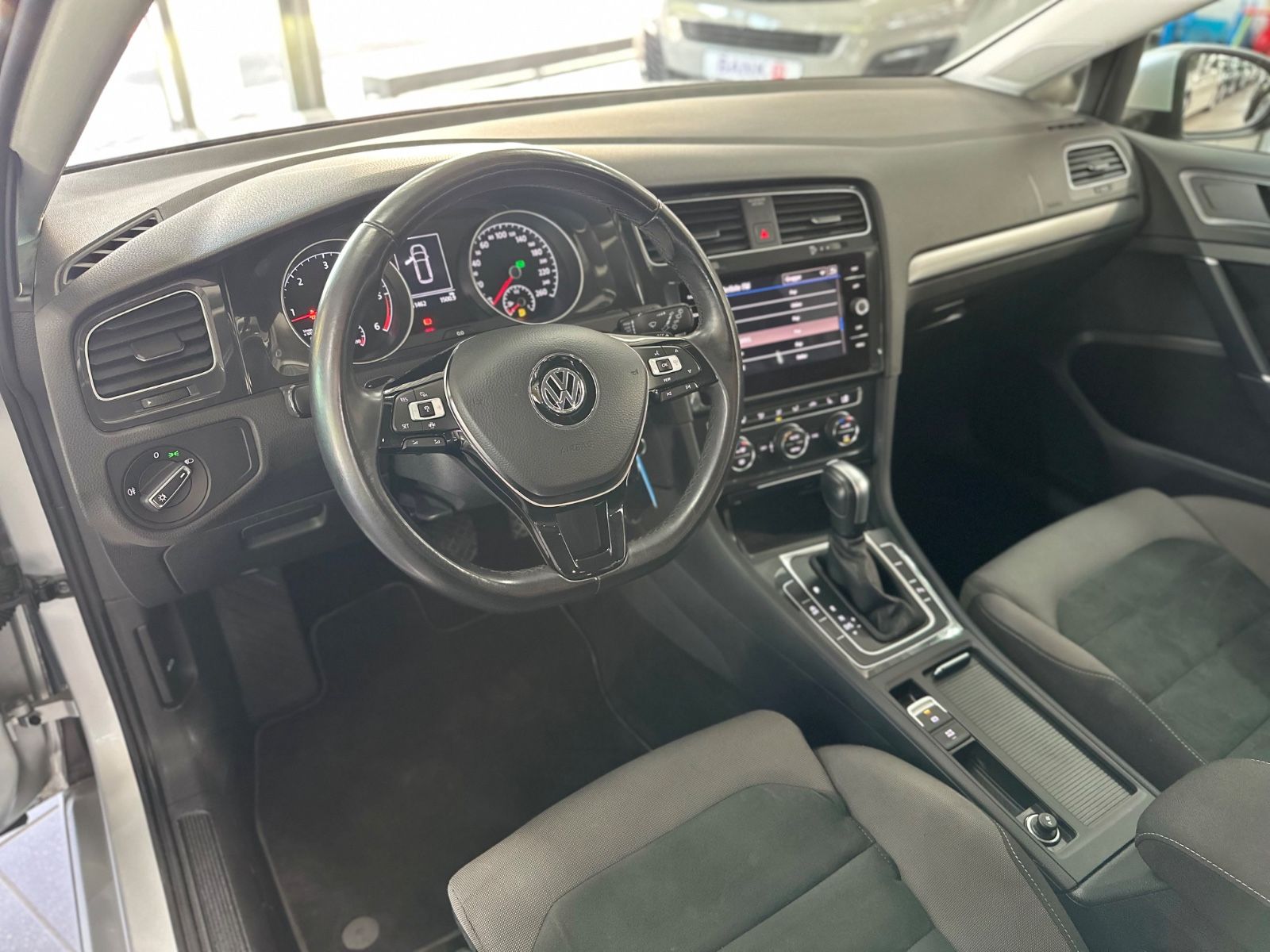 Volkswagen Golf VII 2.0 TDI Var. Comfortline - Samsaru's Car Outlet