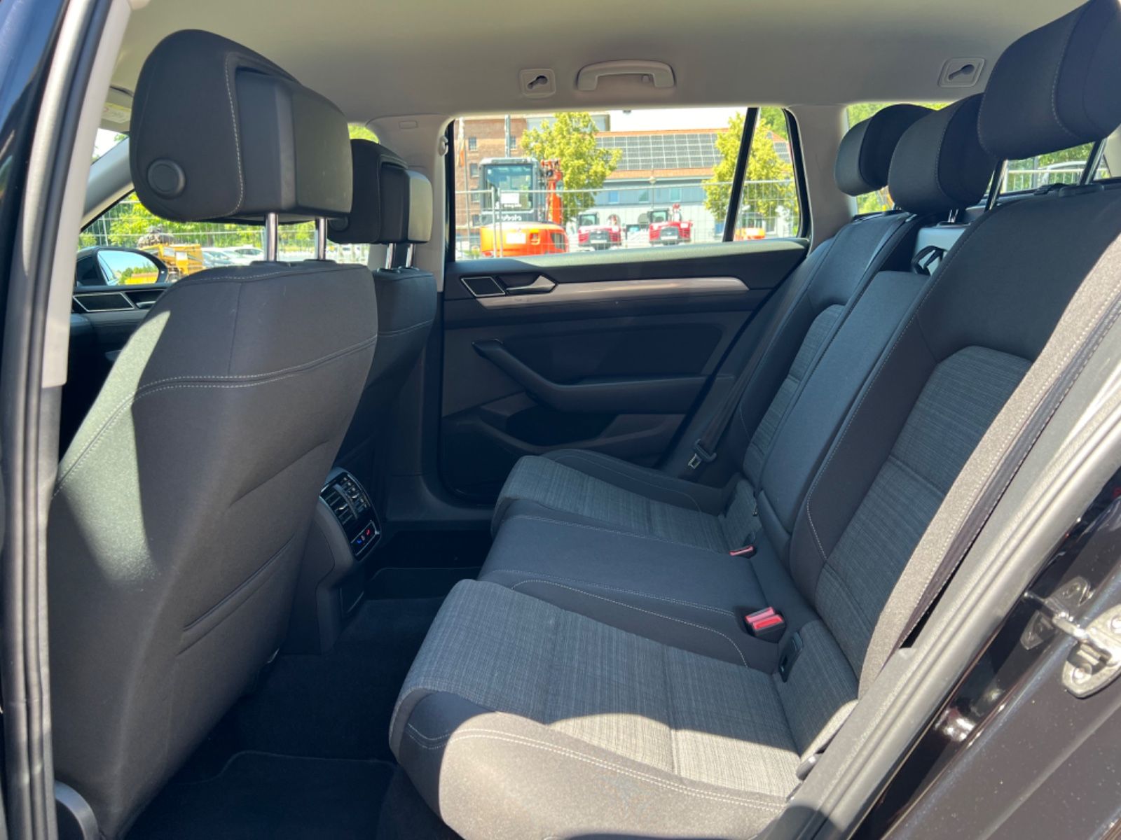 Volkswagen Passat 2.0 TDI - Samsaru's Car Outlet