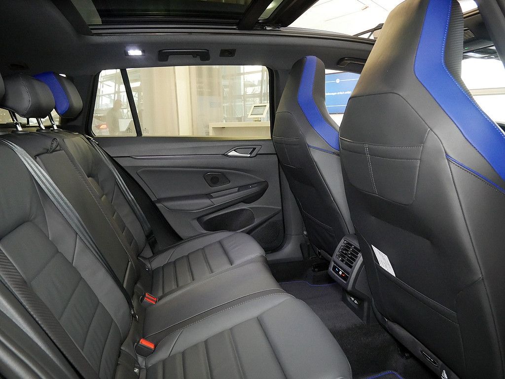 Volkswagen Golf Variant R 2.0 TSI 4Motion DSG PANO AHK MATR