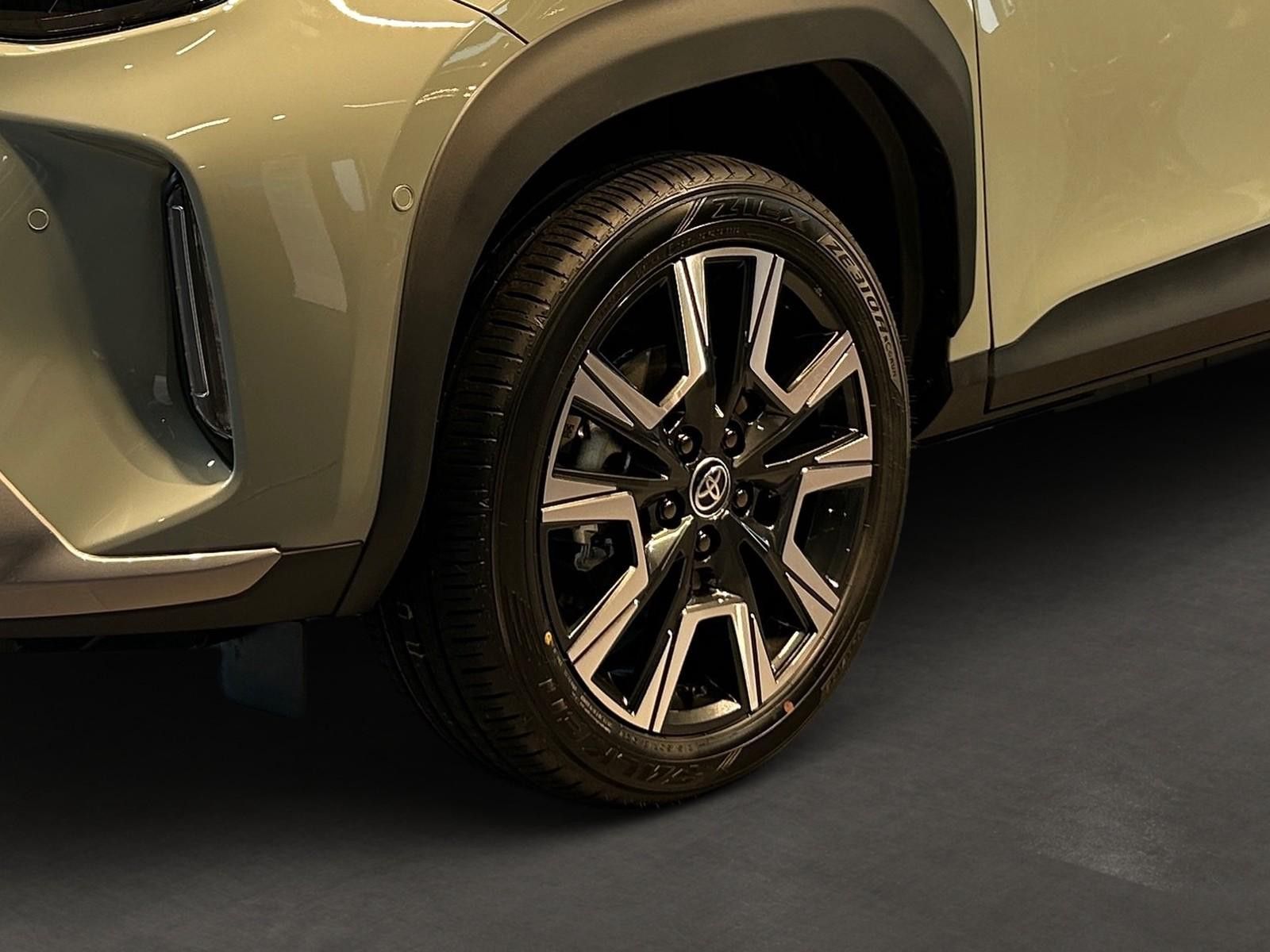 Toyota Yaris Cross Hybrid FWD Style Plus + Head Up + JB