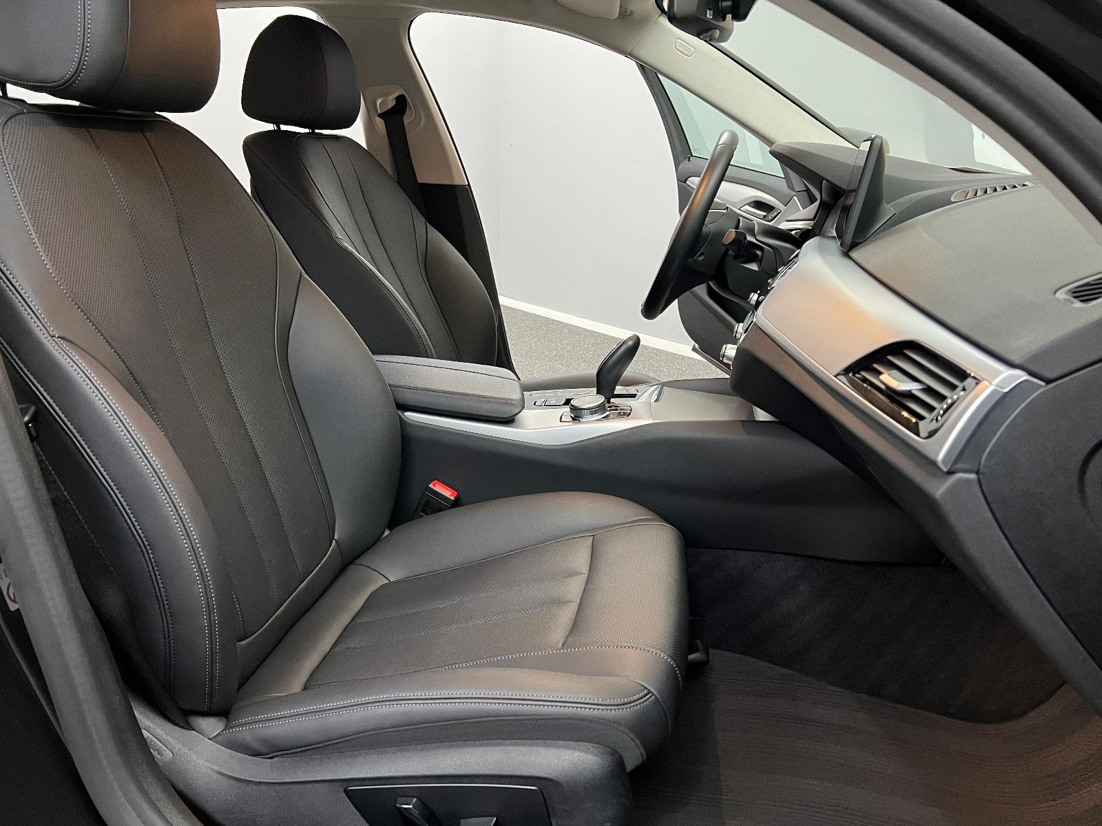 BMW 520d xDrive LED*CARPLAY*WERKSGARANTIE 11/25*MEGA