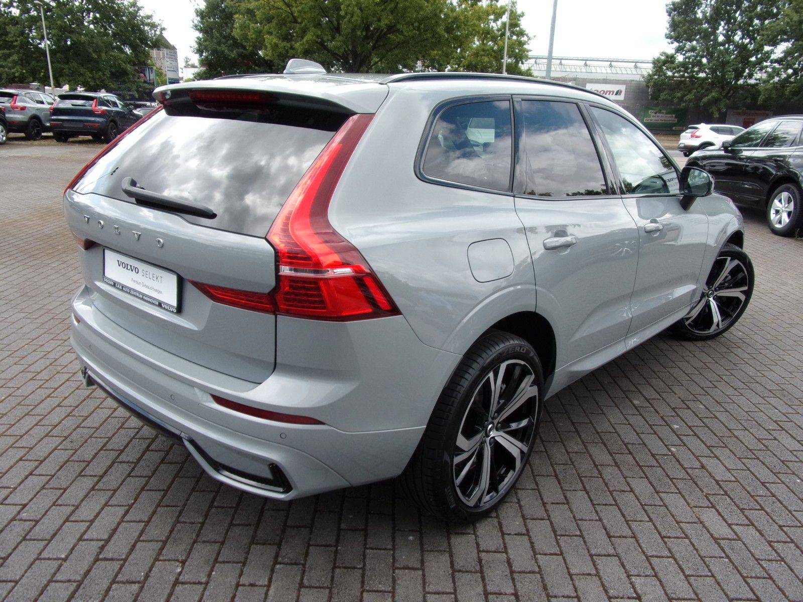 Volvo XC 60 B4 Plus Dark AWD - Samsaru's Car Outlet