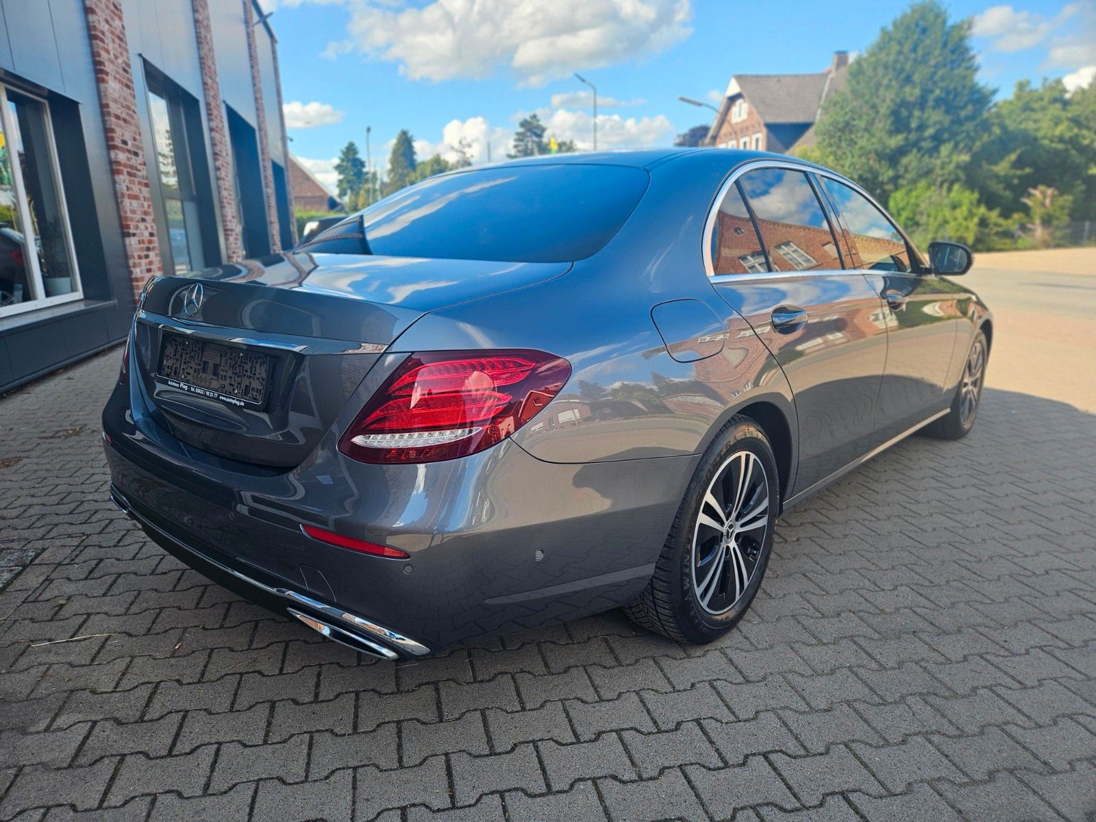 Mercedes-Benz E 220 d - Samsaru's Car Outlet
