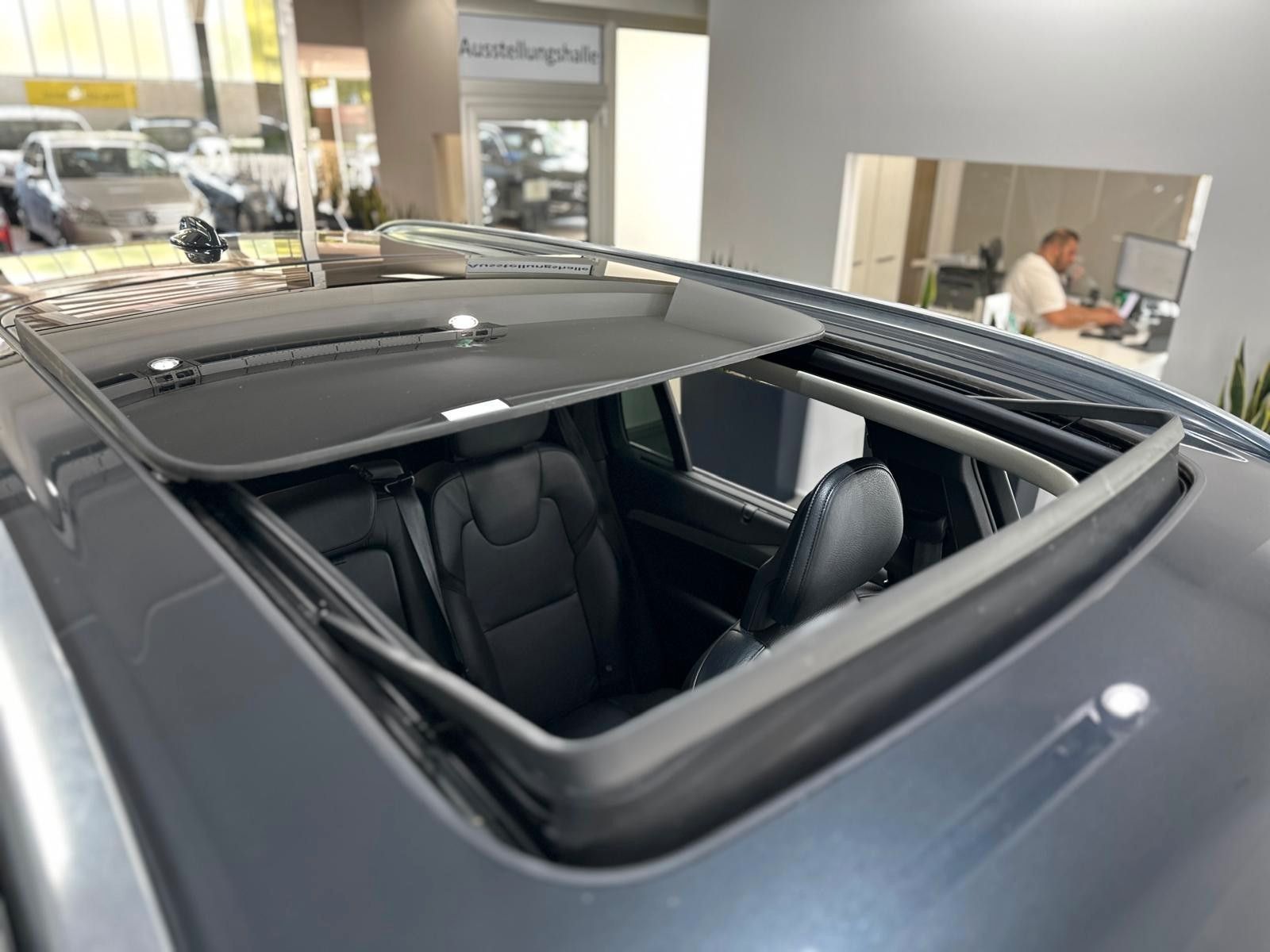 Volvo XC90 T8 Plug-In Hybrid - Samsaru's Car Outlet