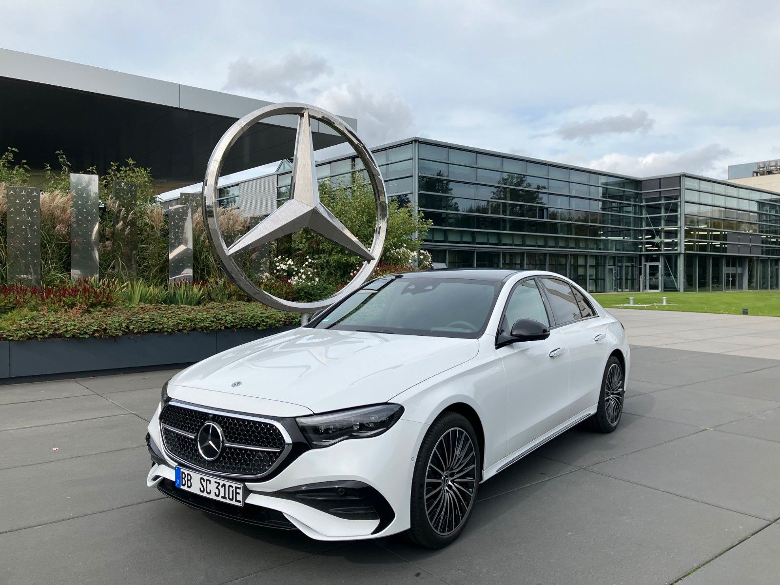 Mercedes-Benz E 400 e 4Matic AMG Line - Samsaru's Car Outlet