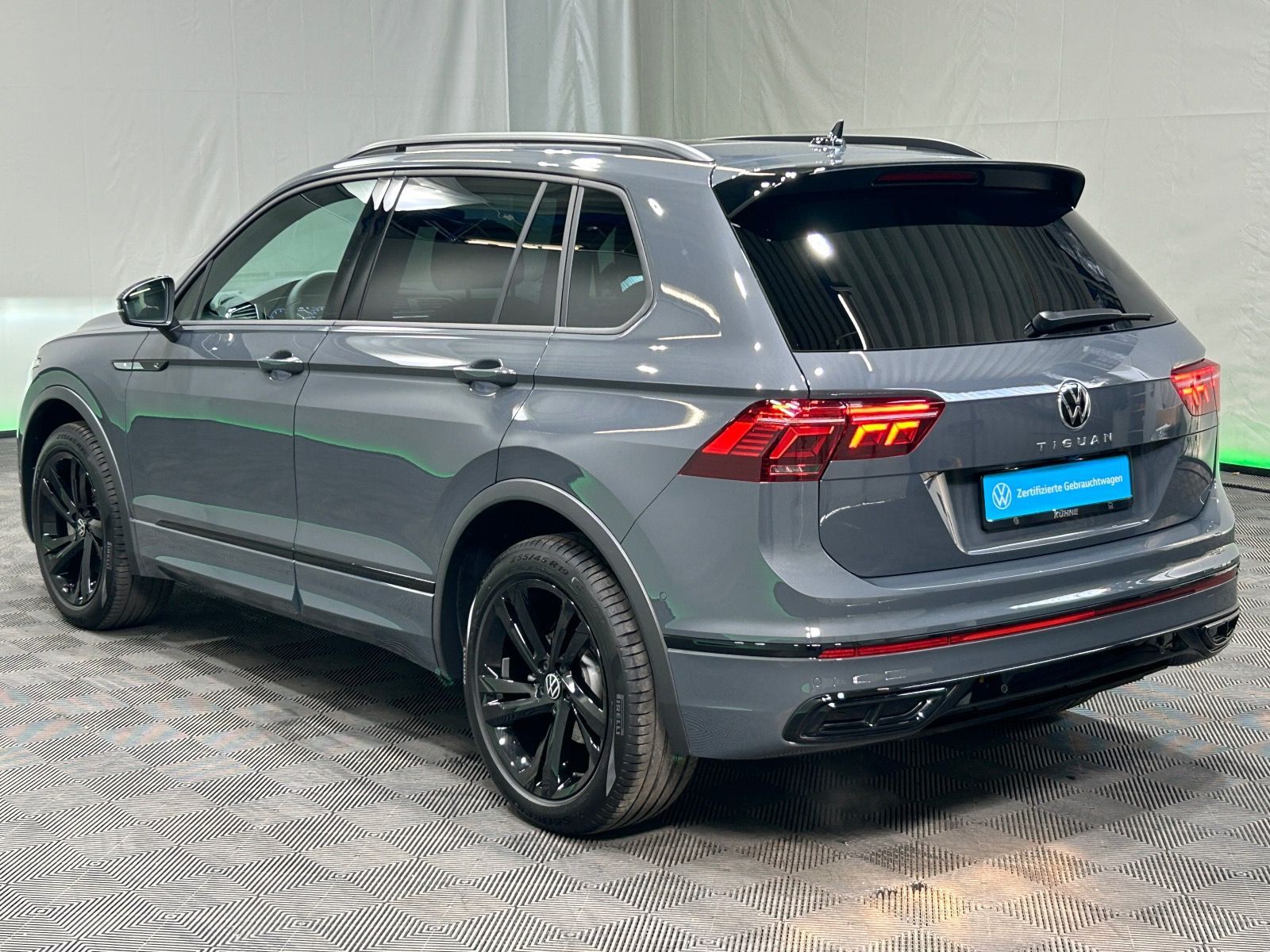 Volkswagen Tiguan R-Line 2.0 TSI DSG 4M - Samsaru's Car Outlet