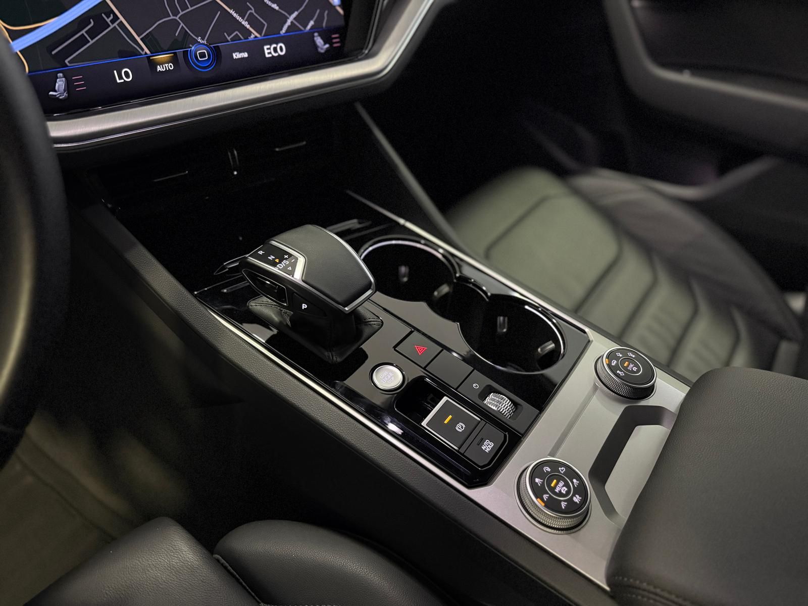 Volkswagen Touareg Elegance 4Motion - Samsaru's Car Outlet