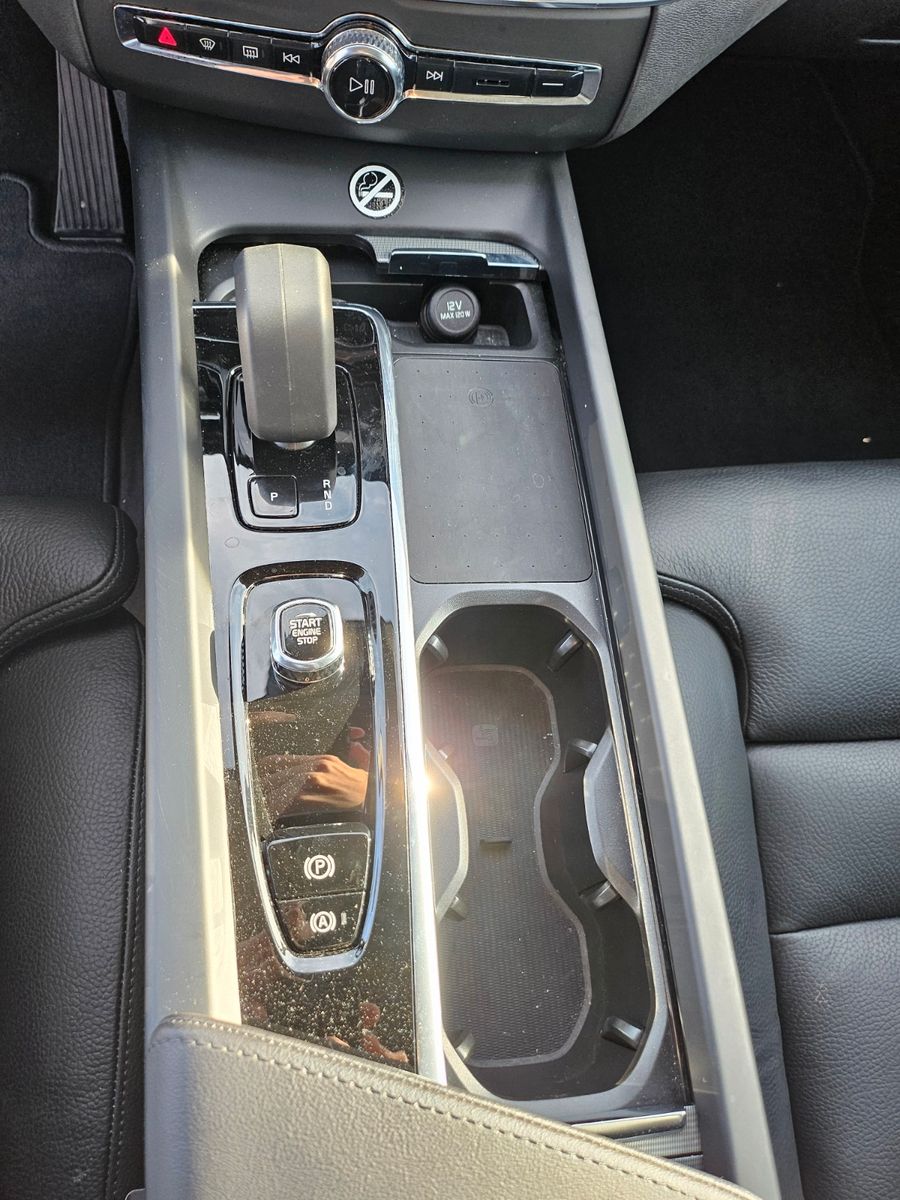 Volvo XC60 Plus Dark Recharge Plug-In Hybrid AWD