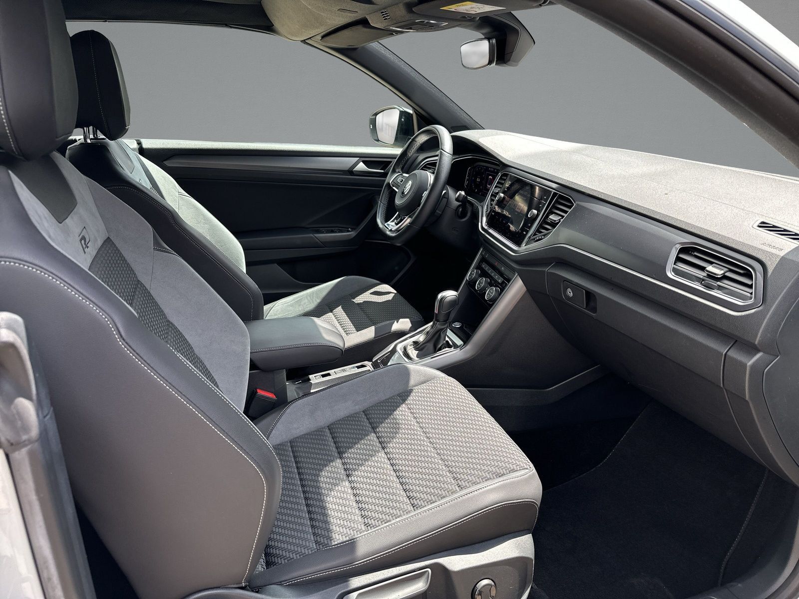 Volkswagen T-Roc R-Line - Samsaru's Car Outlet