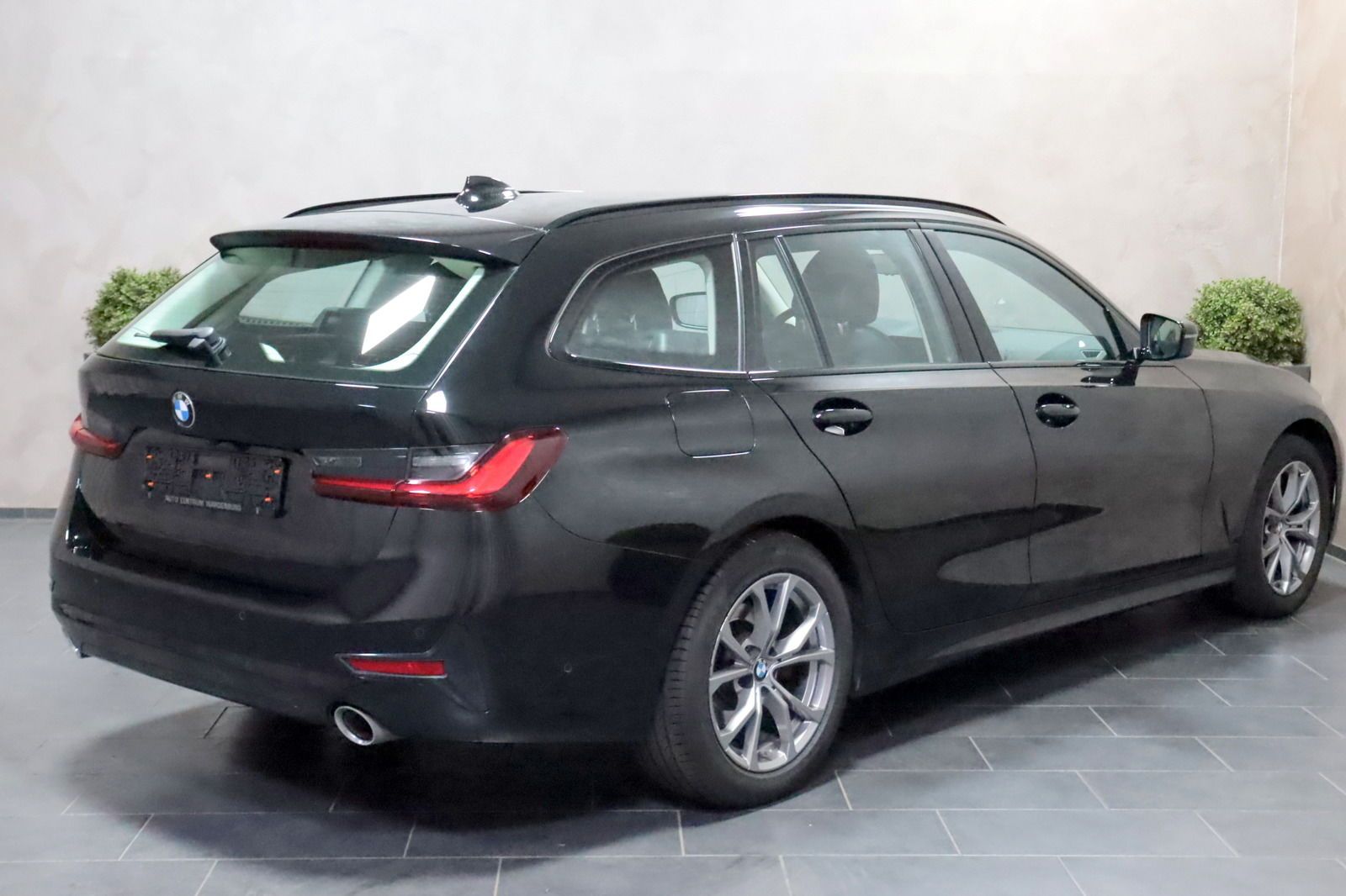 BMW 320 Sport Line Touring - Samsaru's Car Outlet