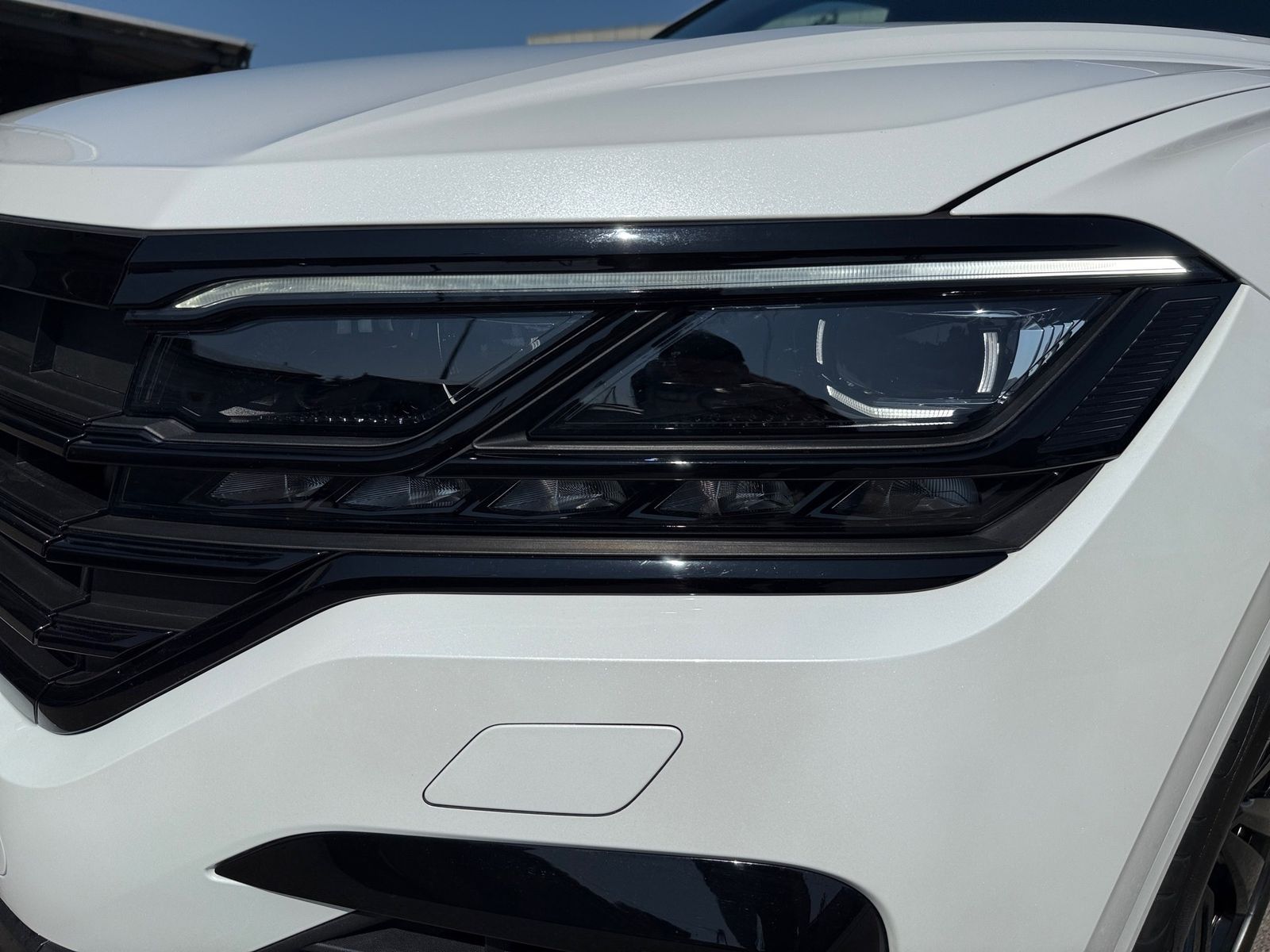 Volkswagen Touareg R-LINE Black Style - Samsaru's Car Outlet
