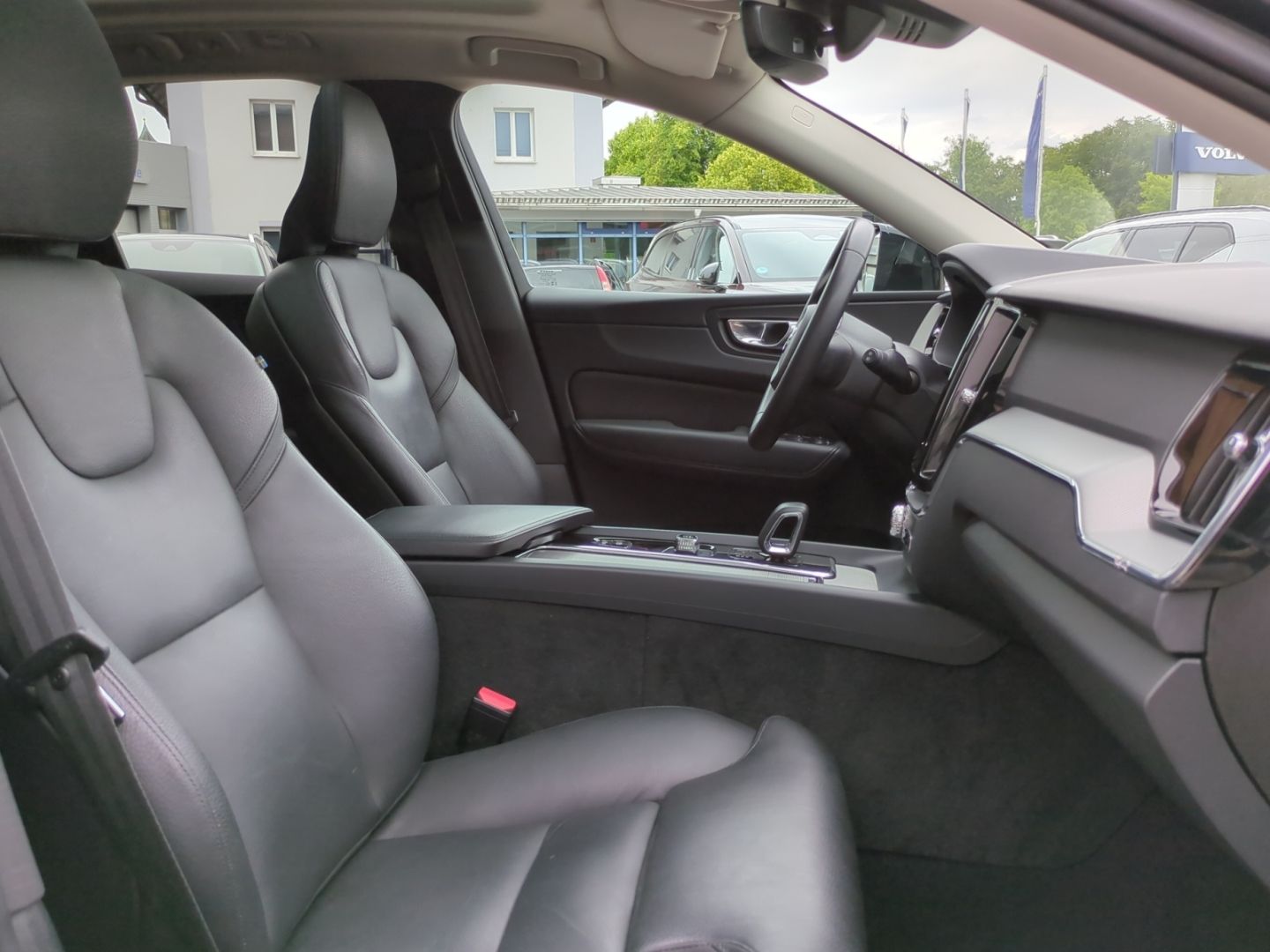 Volvo XC60 Plus Dark B5 AWD Pano Leder Navi LED ACC Di