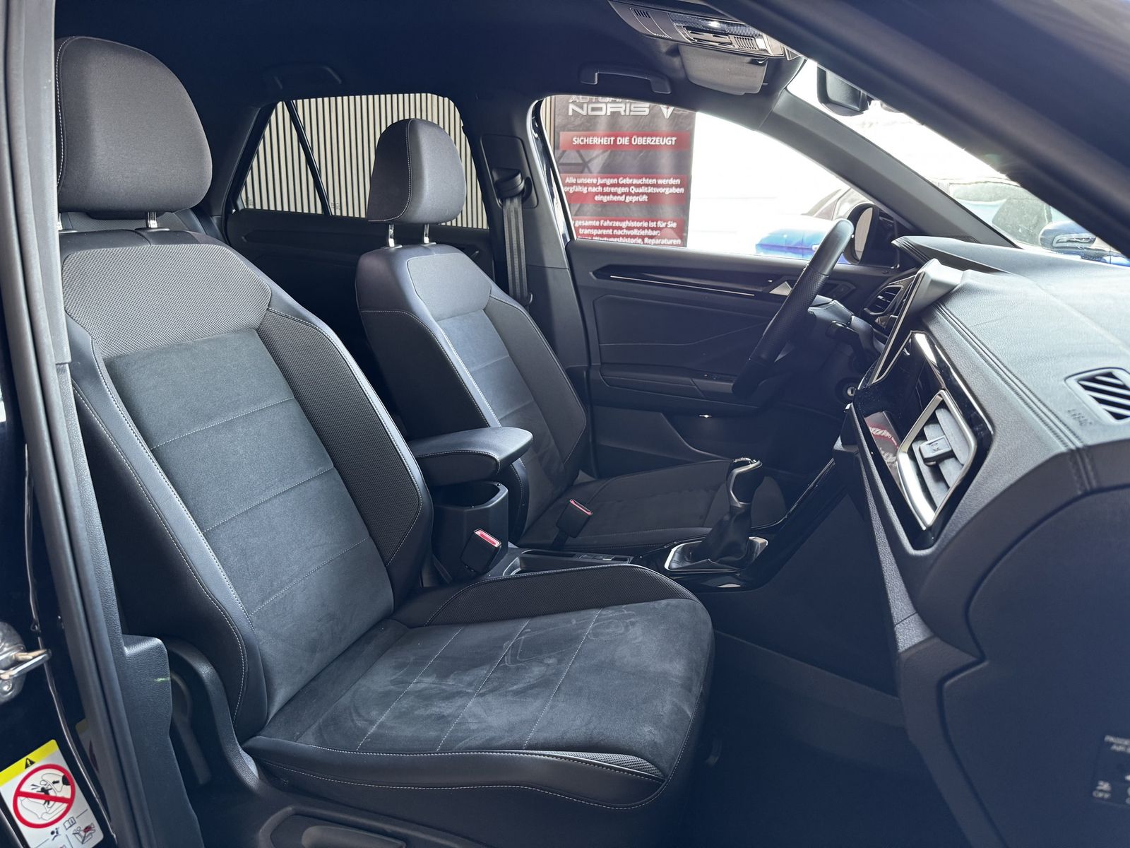 Volkswagen T-Roc 1.0 TSI R-Line - Samsaru's Car Outlet