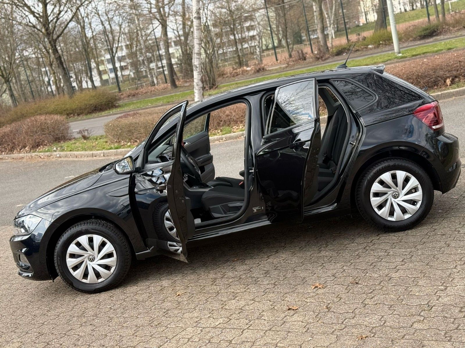 Volkswagen Polo VI Comfortline - Samsaru's Car Outlet