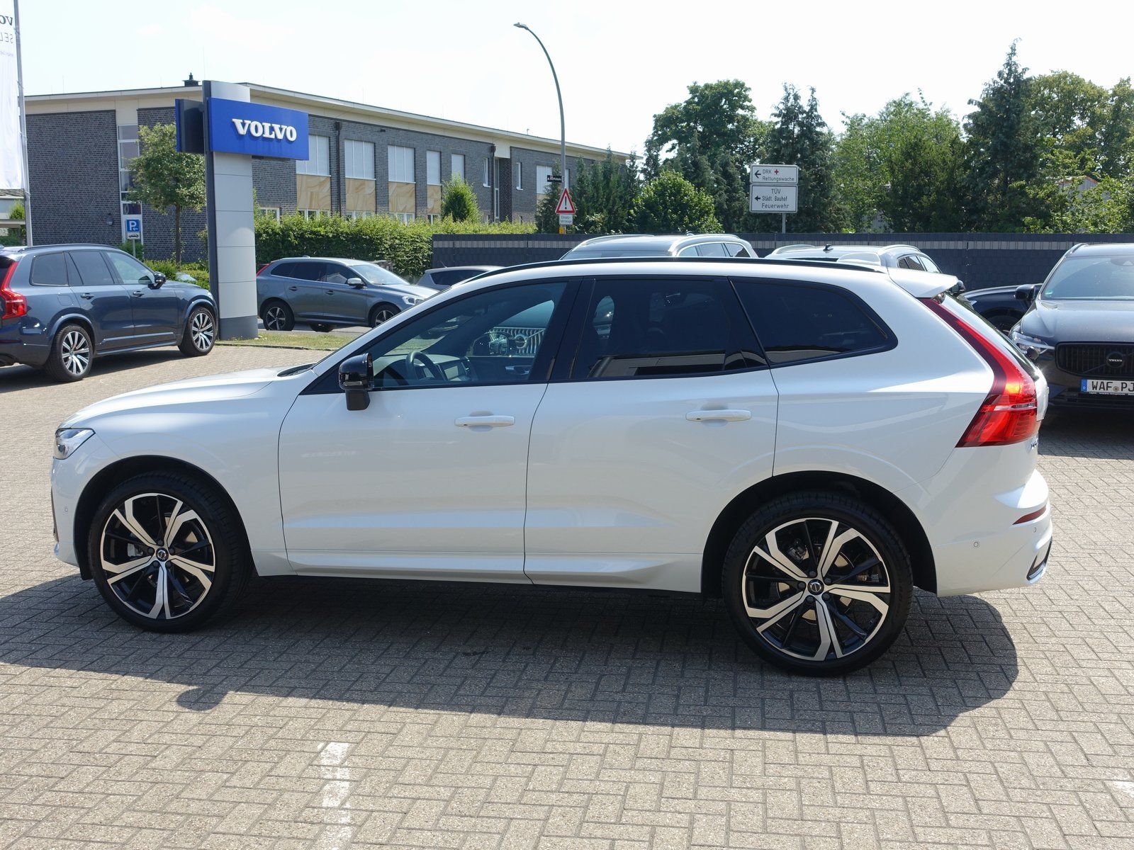 Volvo XC60 B5 AWD Plus - Samsaru's Car Outlet