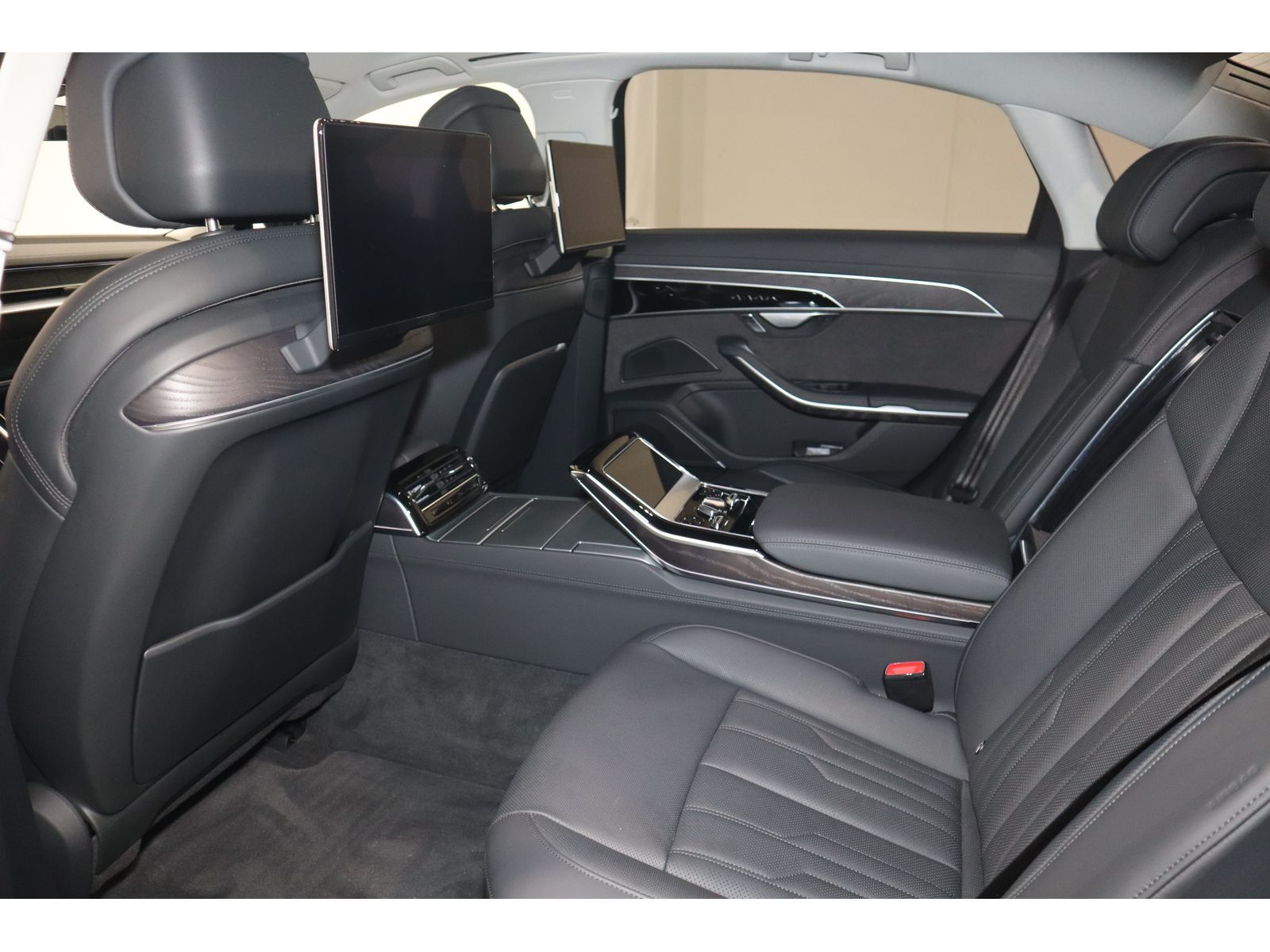 Audi A8 Lang 60 TFSI e quattro - Samsaru's Car Outlet