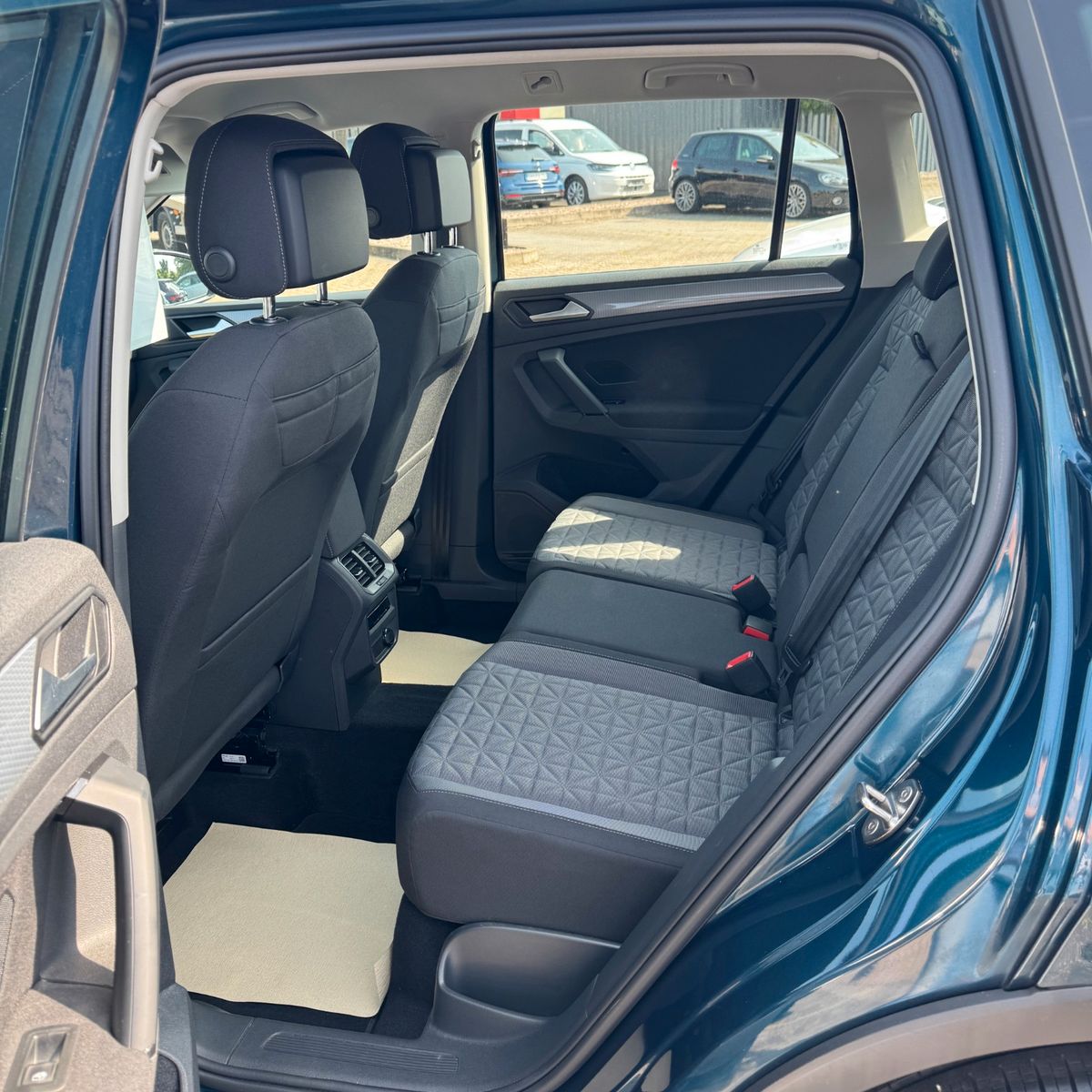Volkswagen Tiguan Life 2.0 TDI - Samsaru's Car Outlet