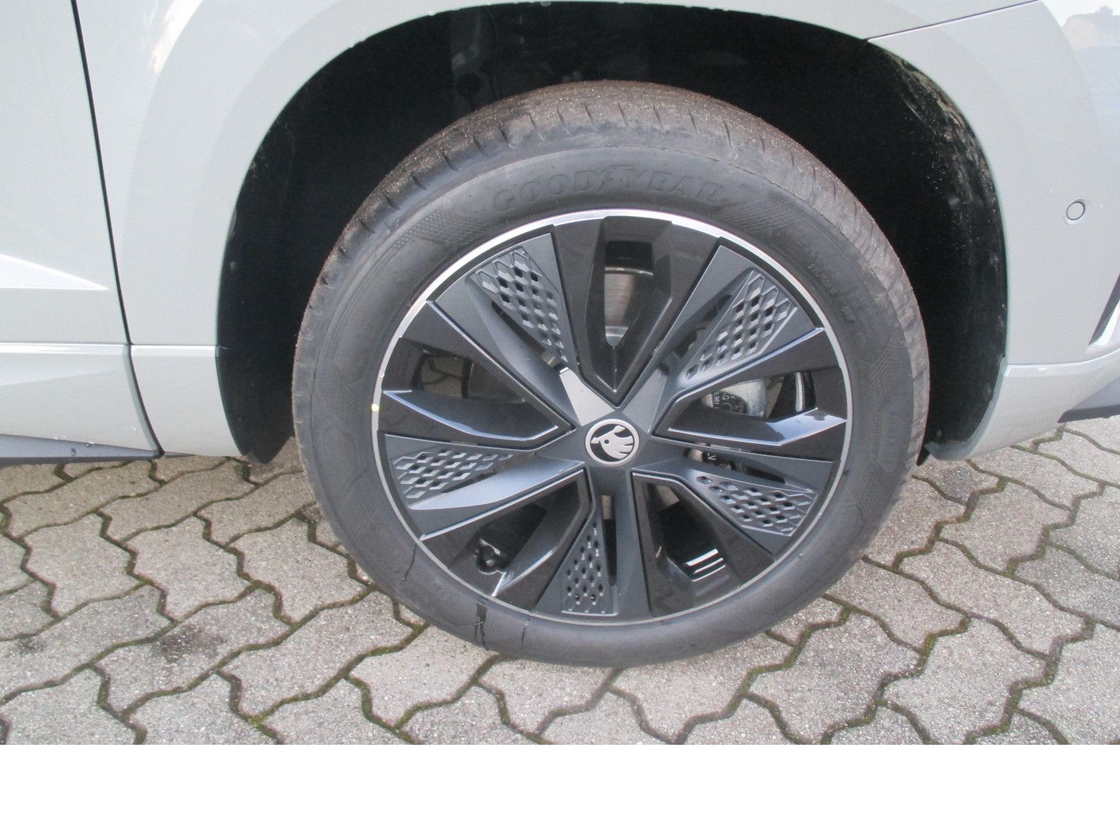 Skoda Karoq Sportline1,5TSI DSG Nav/ 360*/ AHK/ Side/
