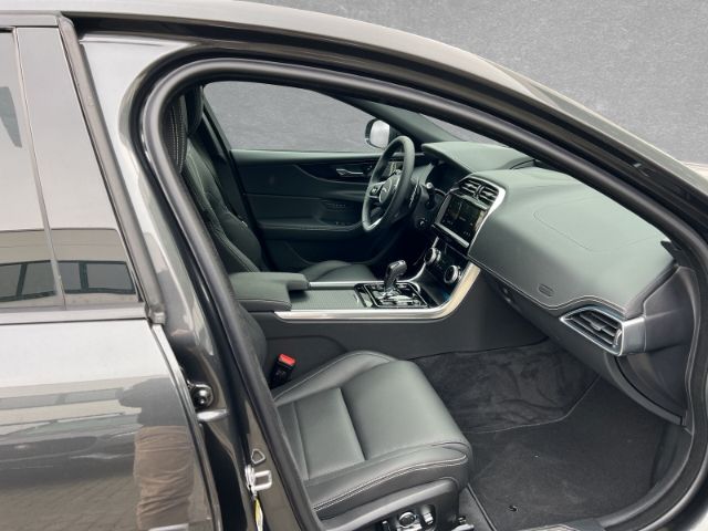 Jaguar XE D200 R-Dynamic HSE HUD StandHZG Navi Leder Me