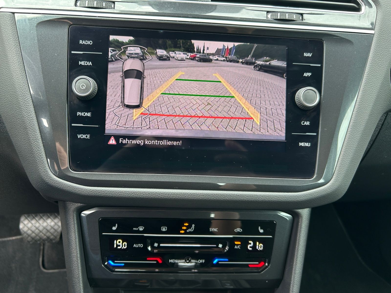 Volkswagen Tiguan 2.0 TSI BMT 4Motion Elegance - Samsaru's Car Outlet
