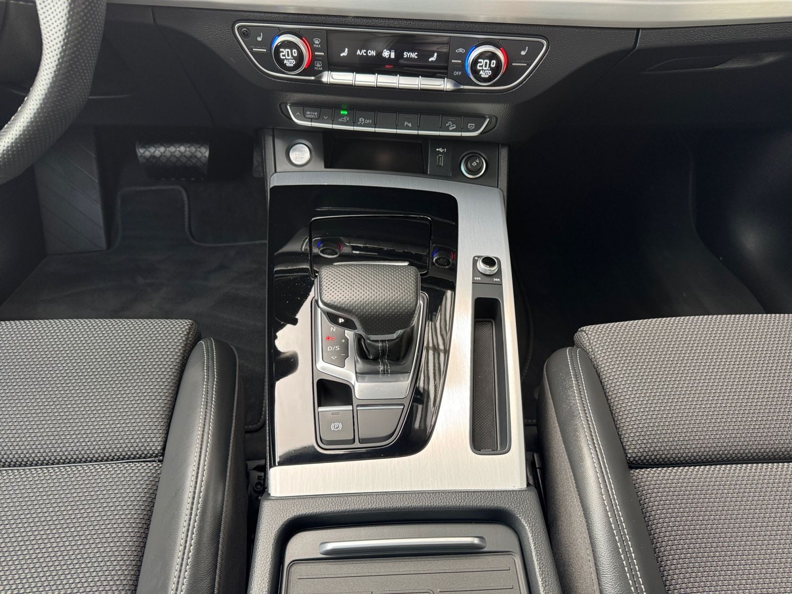 Audi Q5 S line 55TFSIe qu - Samsaru's Car Outlet