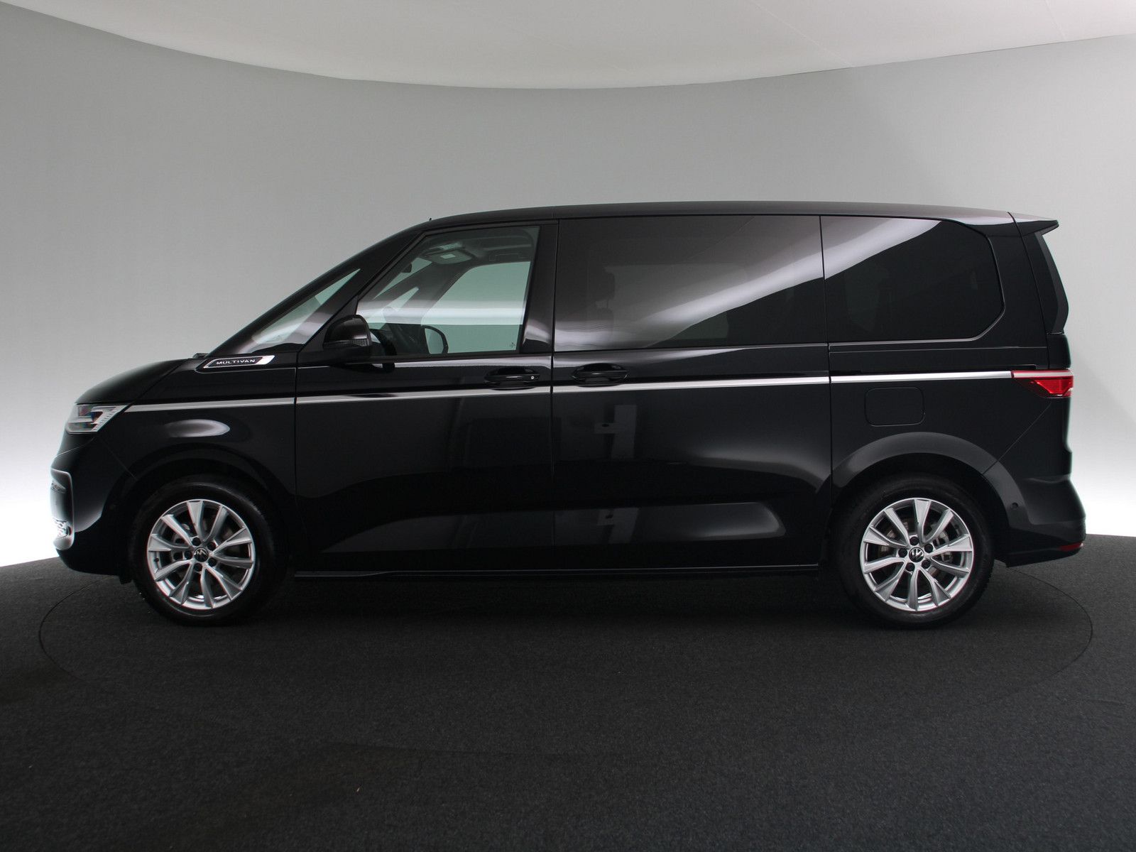 Volkswagen T7 Multivan 2.0 TDI Style - Samsaru's Car Outlet