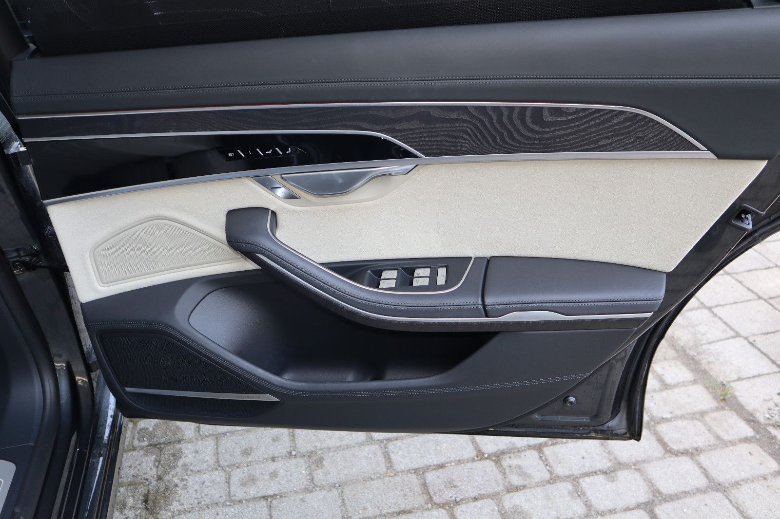 Audi A8L 60 TFSI e lang BLACK - Samsaru's Car Outlet