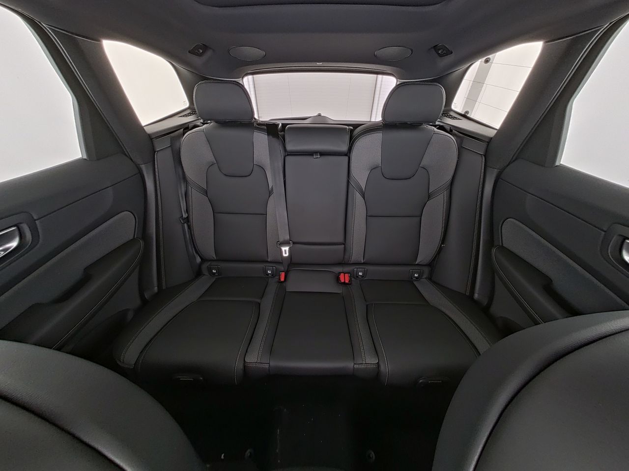 Volvo XC60 B5 Ultra Black Edition AWD !!!HUD+PANO+360°