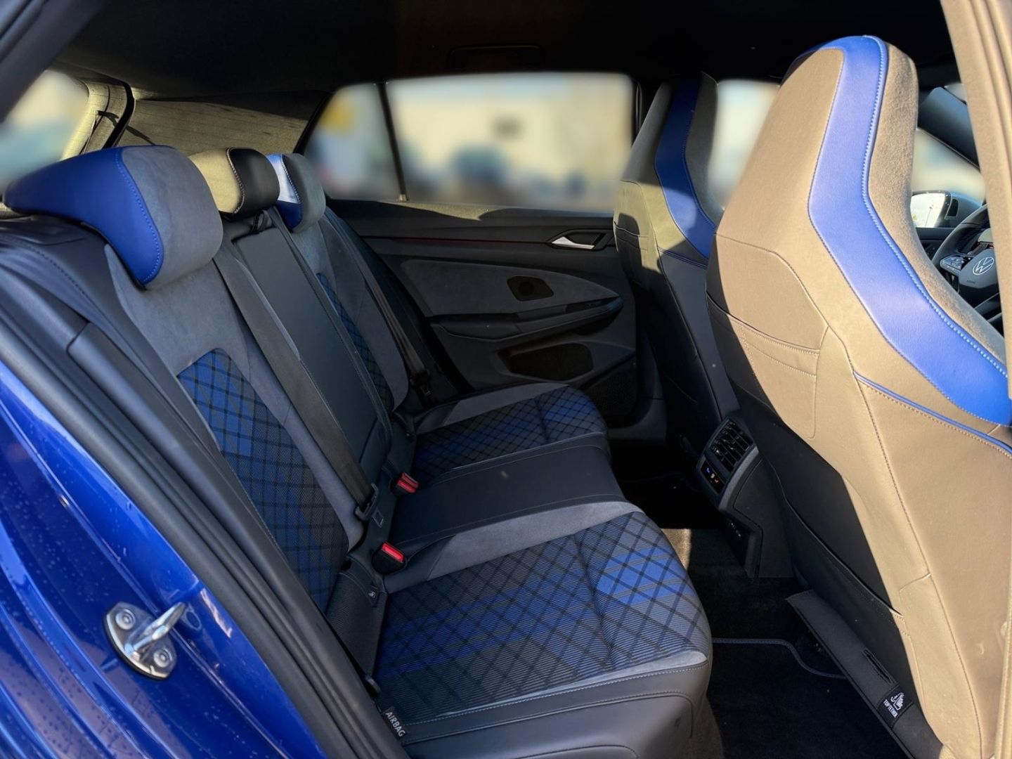 Volkswagen Golf VIII R 2.0 TSI 4Motion - Samsaru's Car Outlet