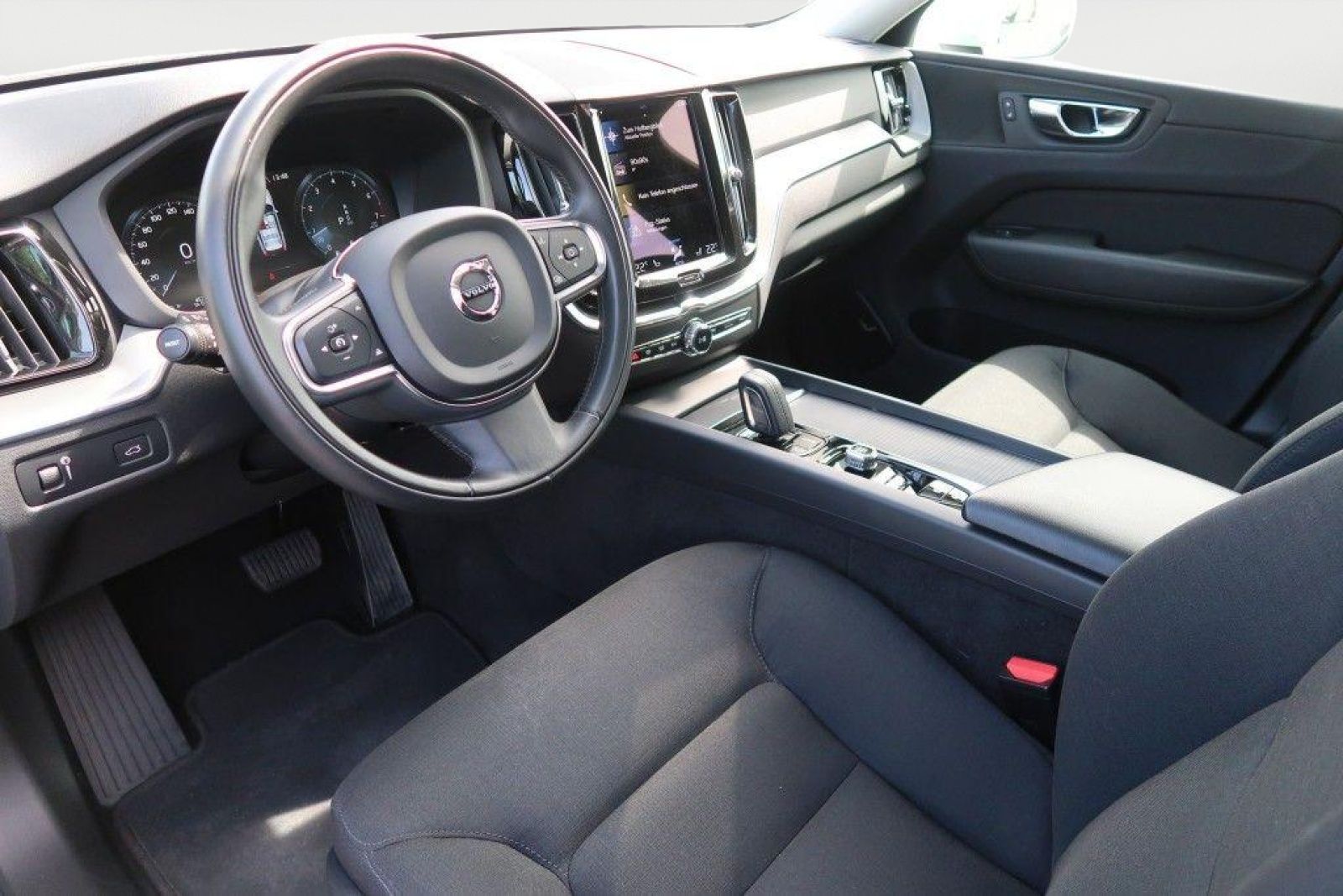 Volvo XC60 2.0 B4 Momentum Pro - Samsaru's Car Outlet