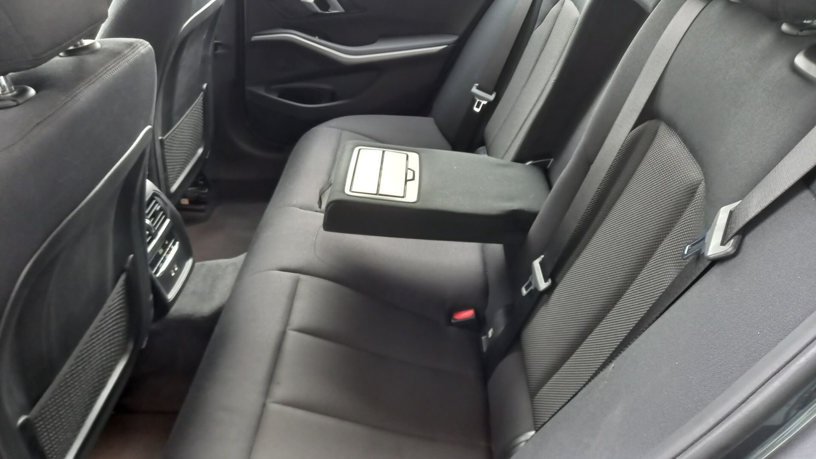 BMW 320 320d xDrive Touring Business Advanta - Samsaru's Car Outlet
