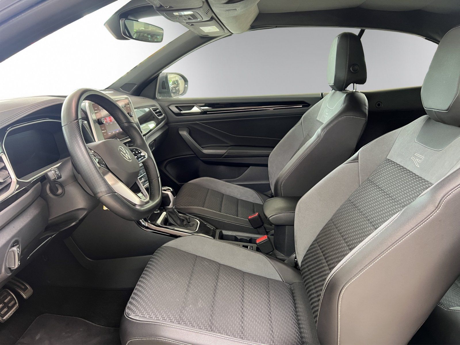Volkswagen T-Roc 1.5 TSI R-Line - Samsaru's Car Outlet