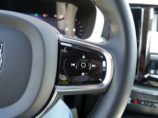 Volvo XC60 B4 Plus Dark SHZ H/K HGSD NAVI FACEL. LED